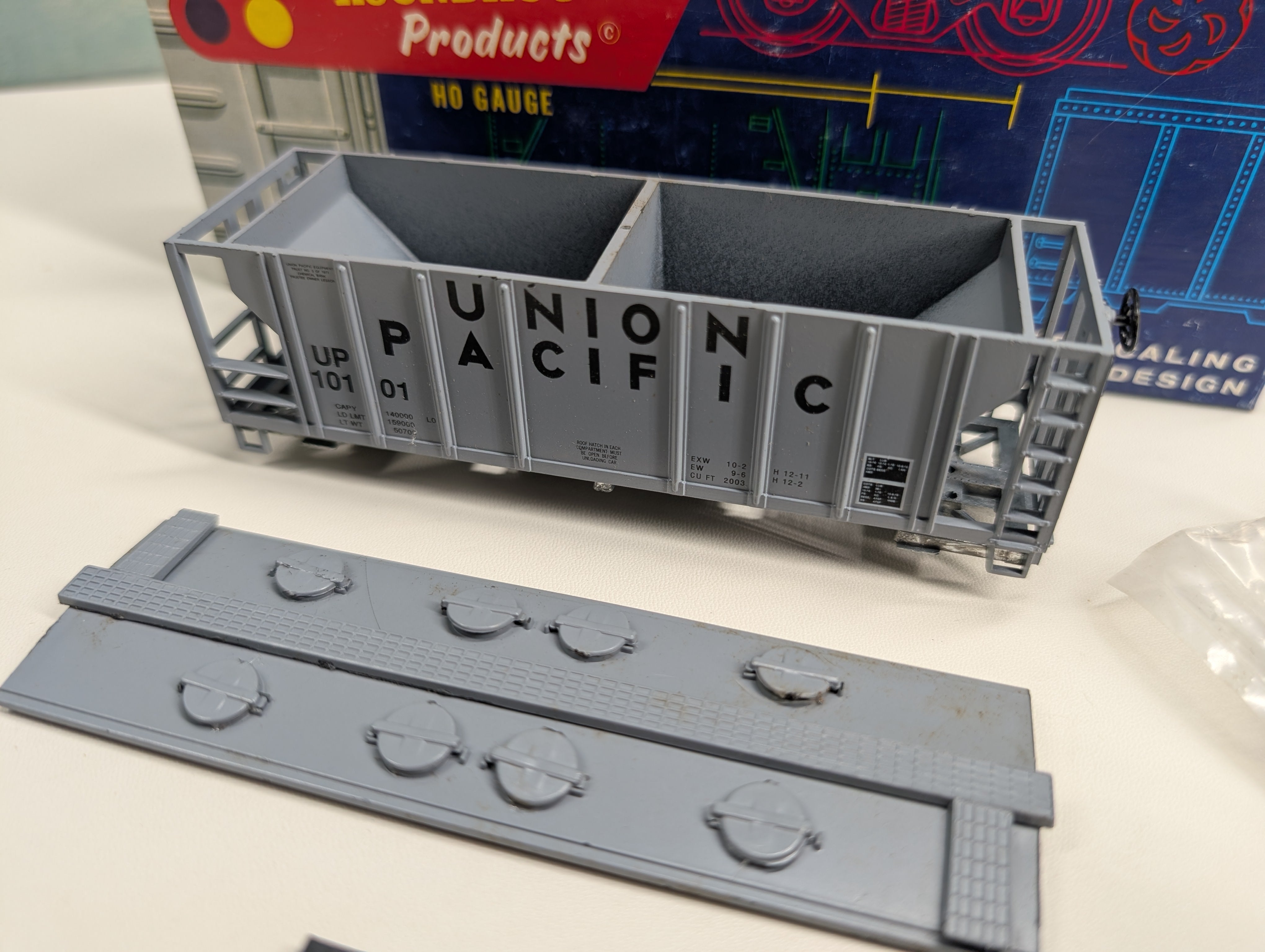 USED Roundhouse 1432 HO Scale 2 Bay Covered Hopper Union Pacific UP #10101 KIT