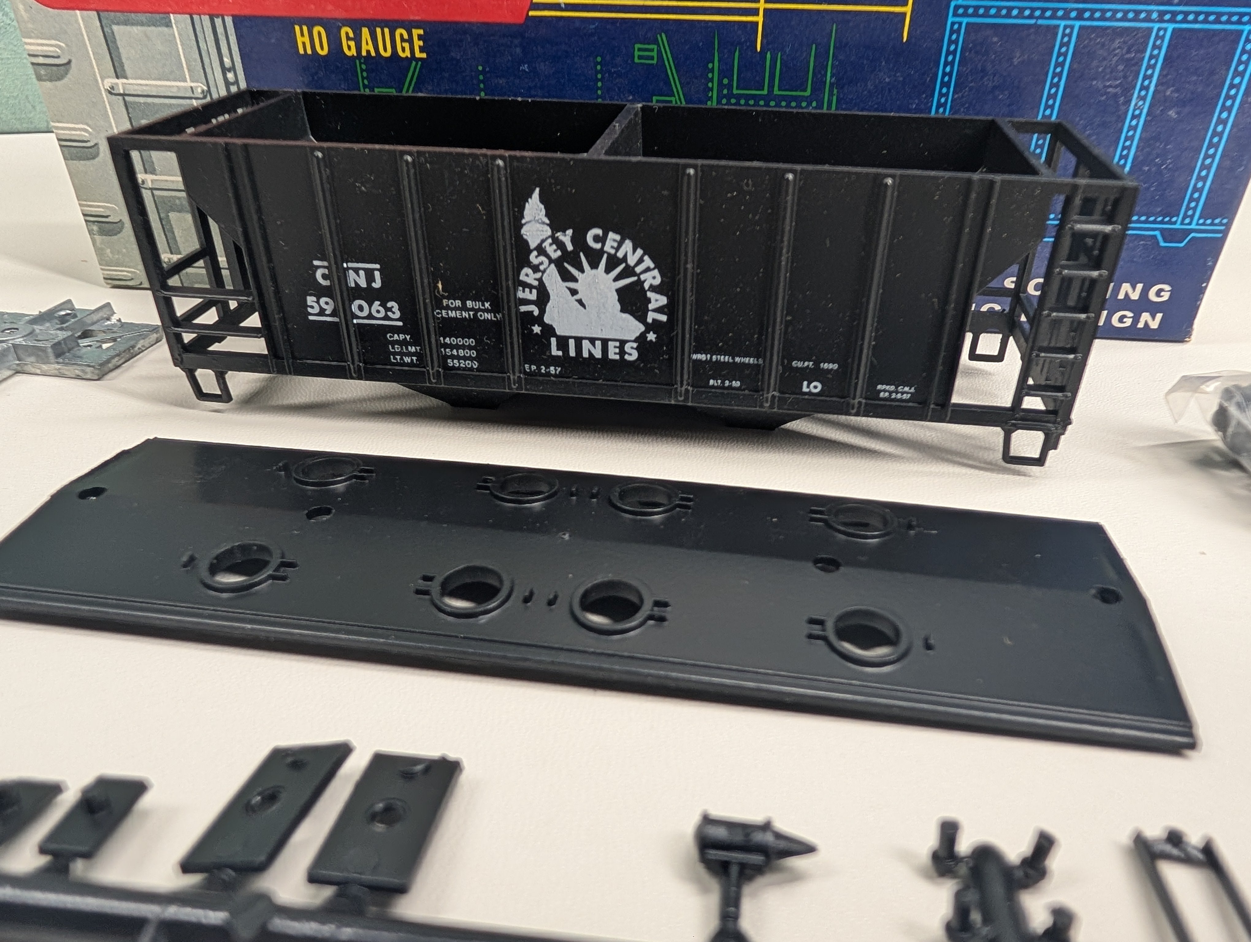 USED Roundhouse 4977 HO Scale 2 Bay Covered Hopper CNJ #59063 Bev-Bel KIT