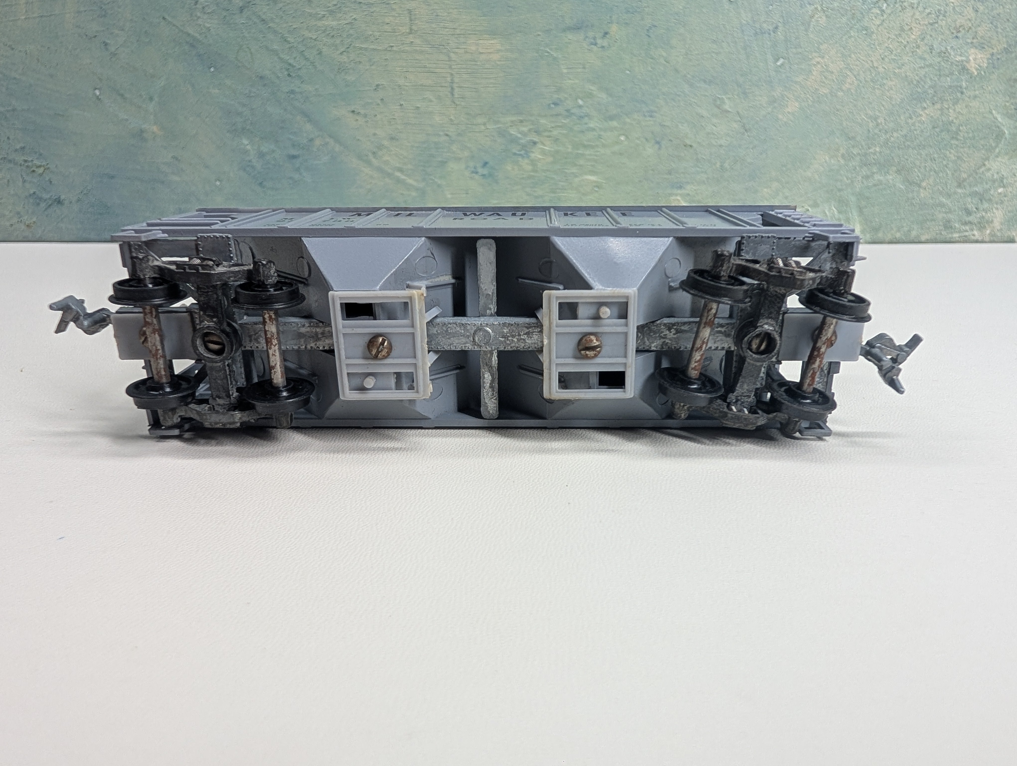 USED Roundhouse HO Scale 2 Bay Covered Hopper Milwaukee Road MILW #95788