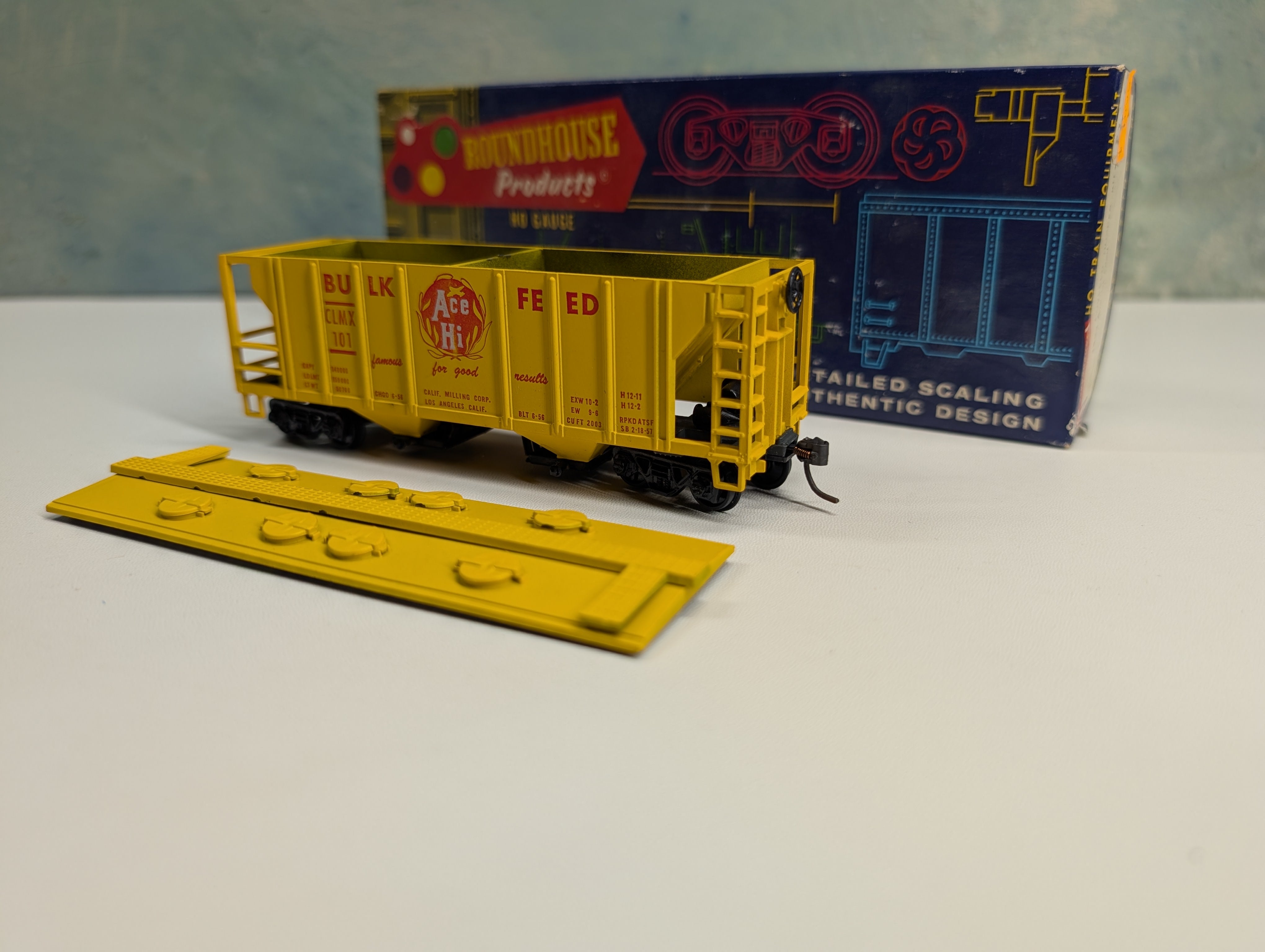 USED Roundhouse 1433 HO Scale 2 Bay Covered Hopper Ace Hi Bulk Feed CLMX #101