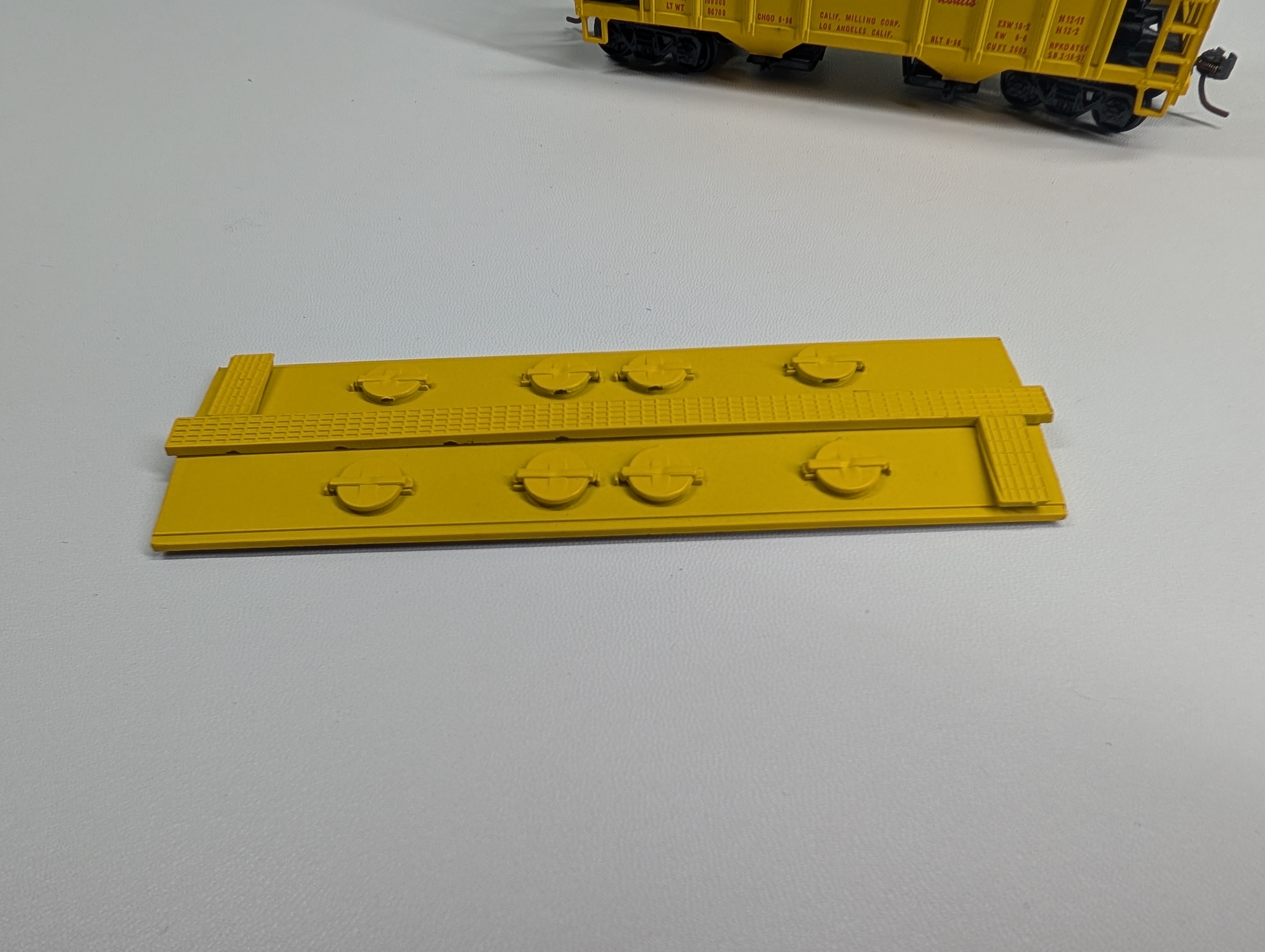 USED Roundhouse 1433 HO Scale 2 Bay Covered Hopper Ace Hi Bulk Feed CLMX #101