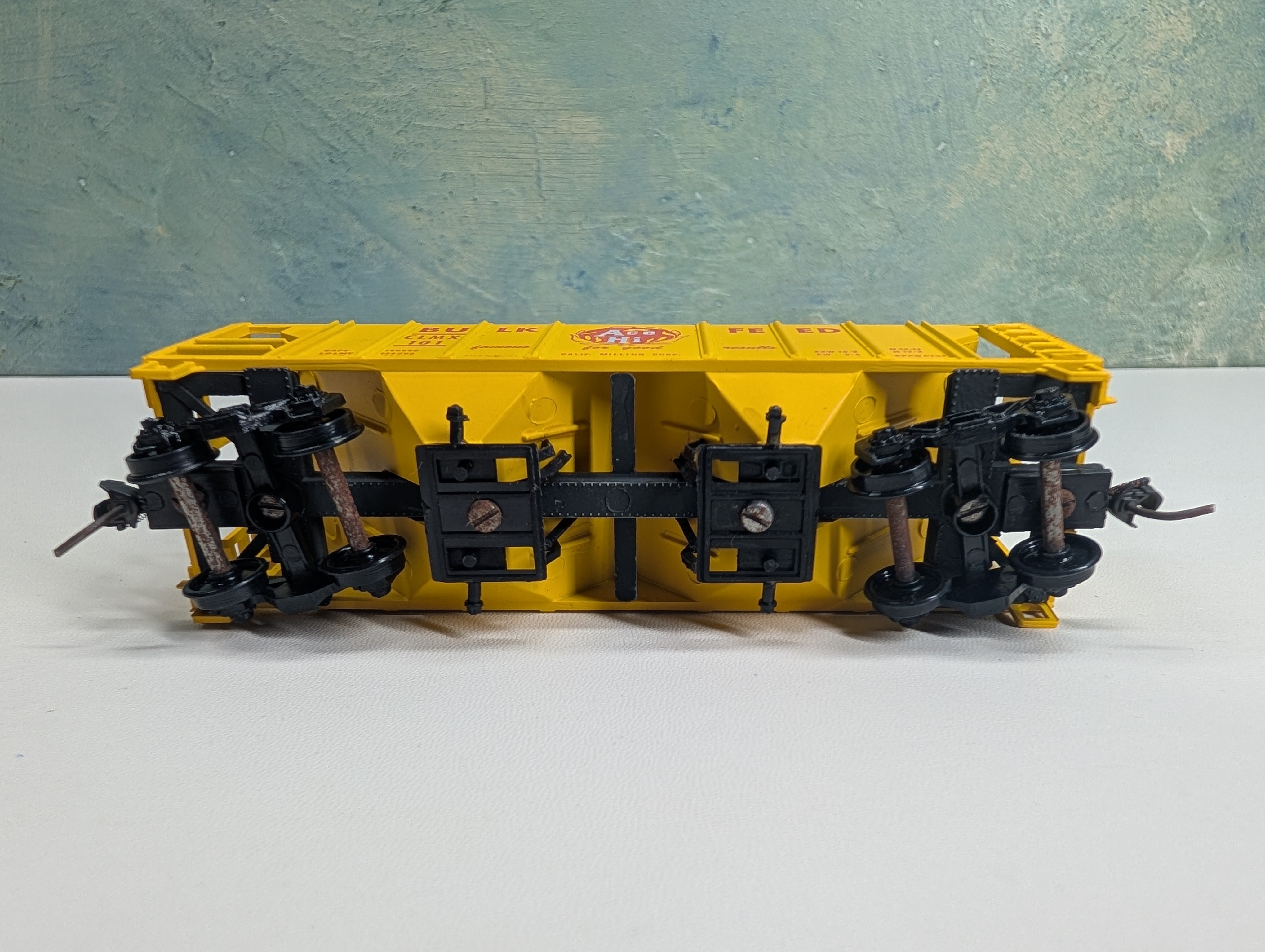USED Roundhouse 1433 HO Scale 2 Bay Covered Hopper Ace Hi Bulk Feed CLMX #101