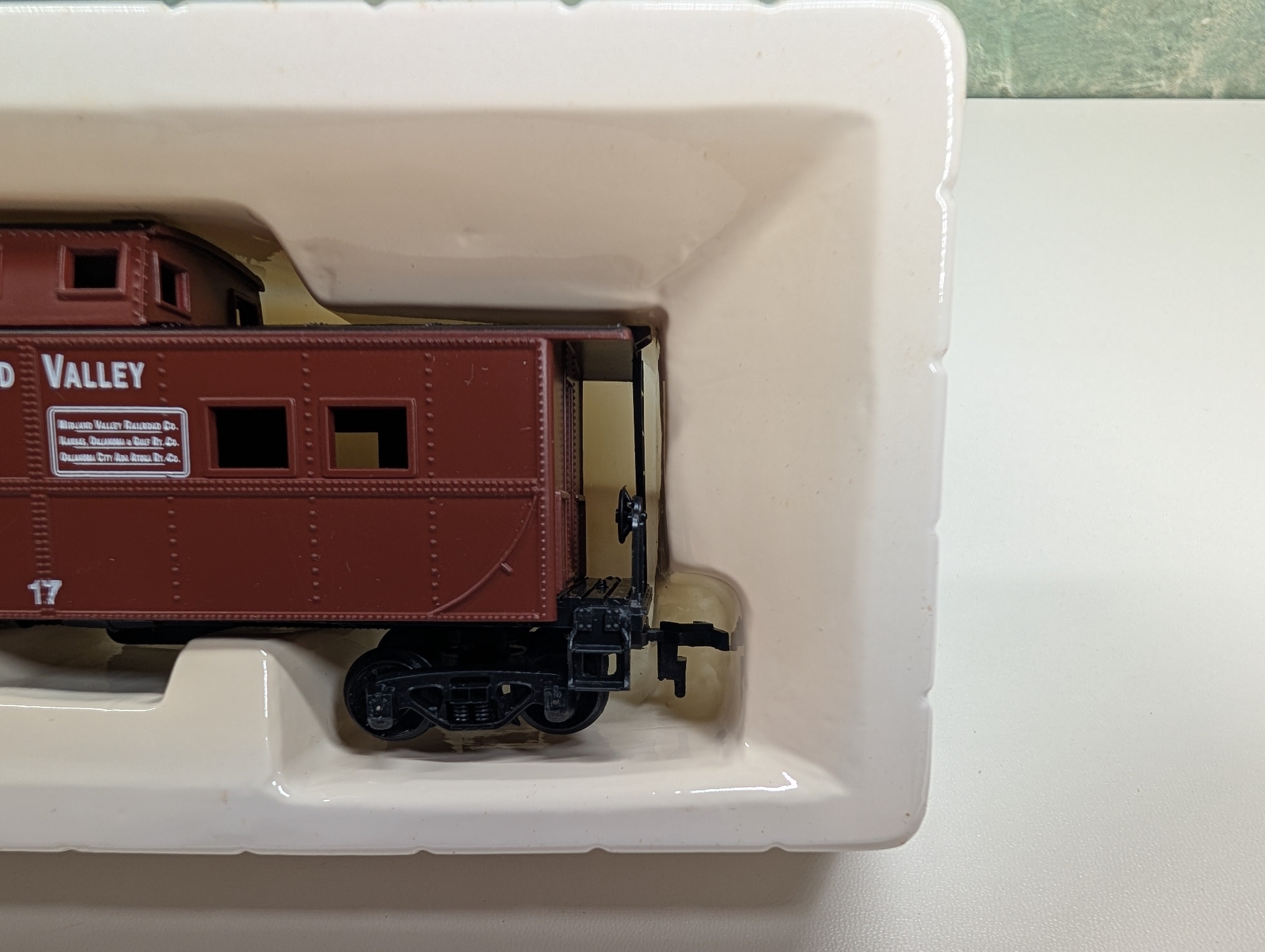 USED Mantua 726-088 HO Scale Heavy 36' Caboose Midland Valley #17