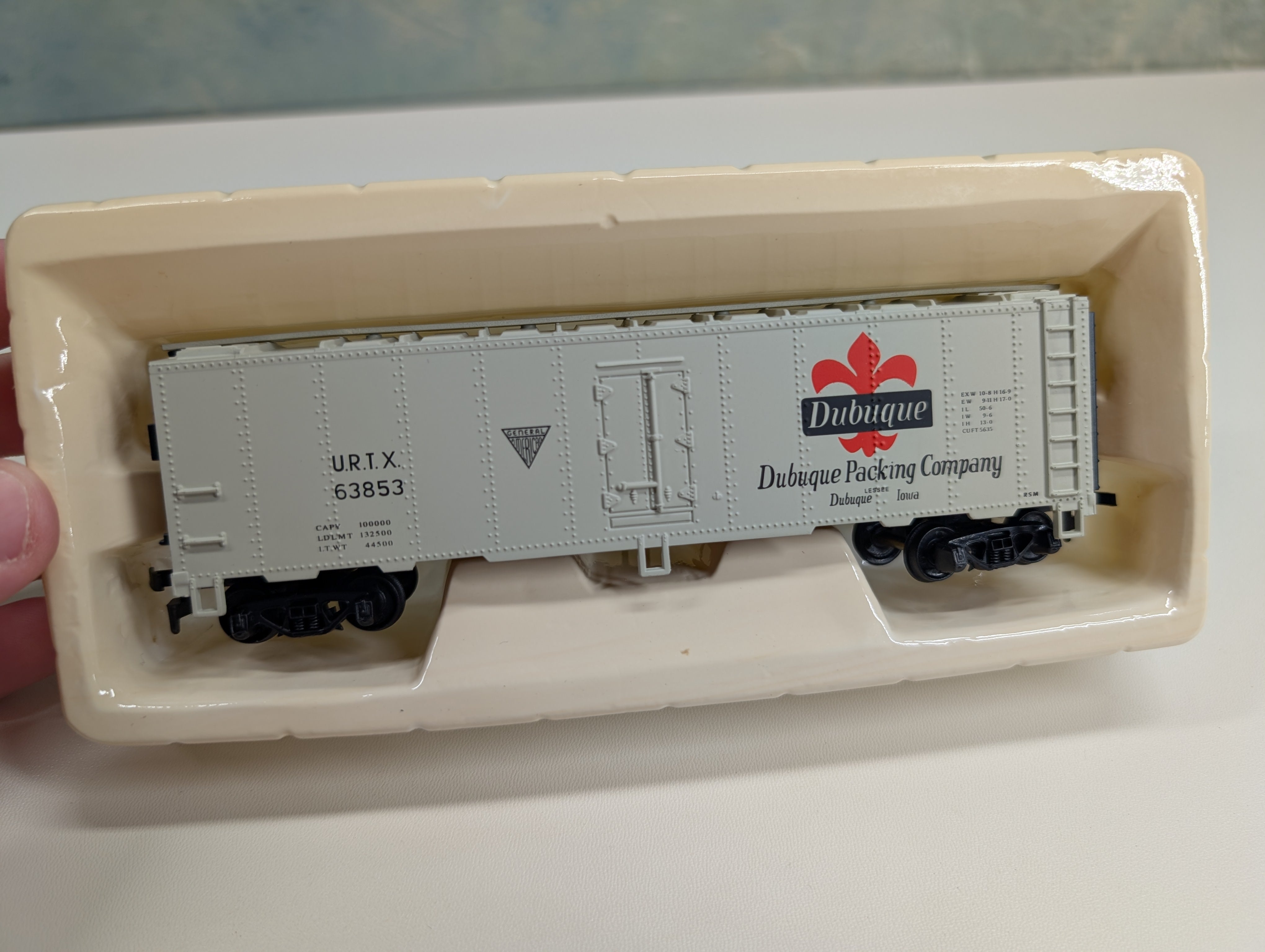 USED Mantua 733-590 HO Scale Heavy 41' Steel Reefer Box Car Dubuque URTX #63853