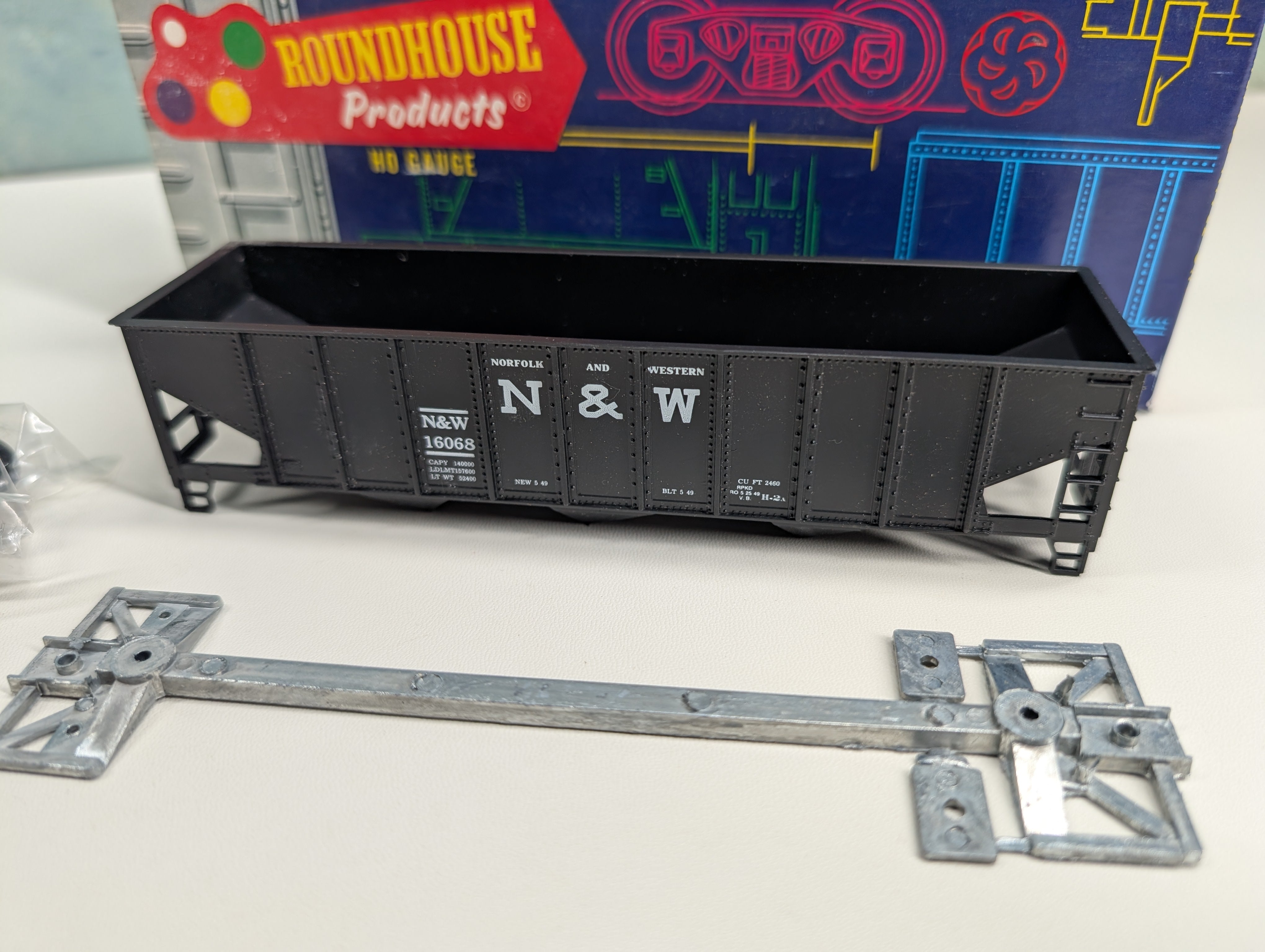 USED Roundhouse 3229 HO Scale 3 Bay Hopper Norfolk & Western N&W #16068 KIT
