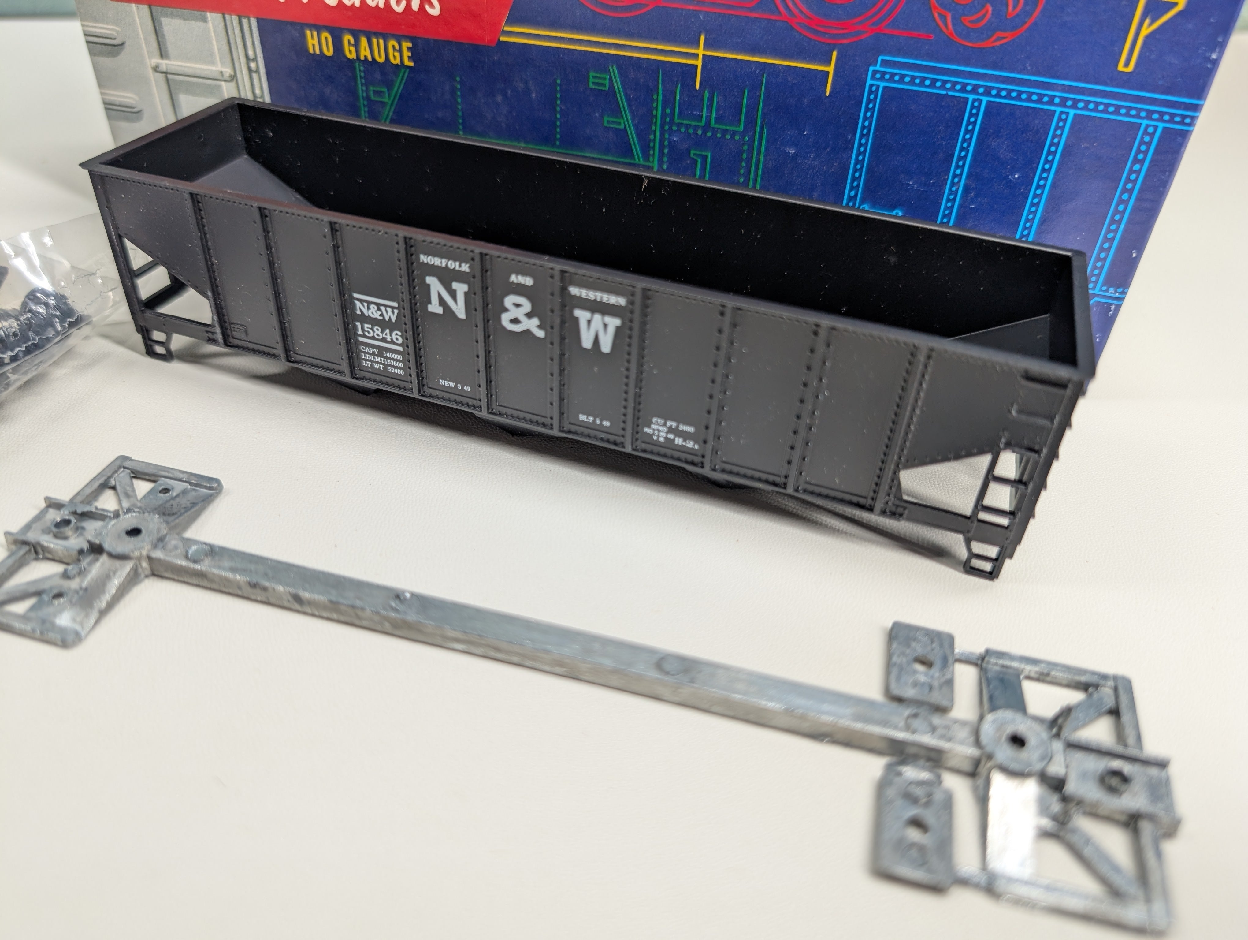 USED Roundhouse 3229 HO Scale 3 Bay Hopper Norfolk & Western N&W #15846 KIT