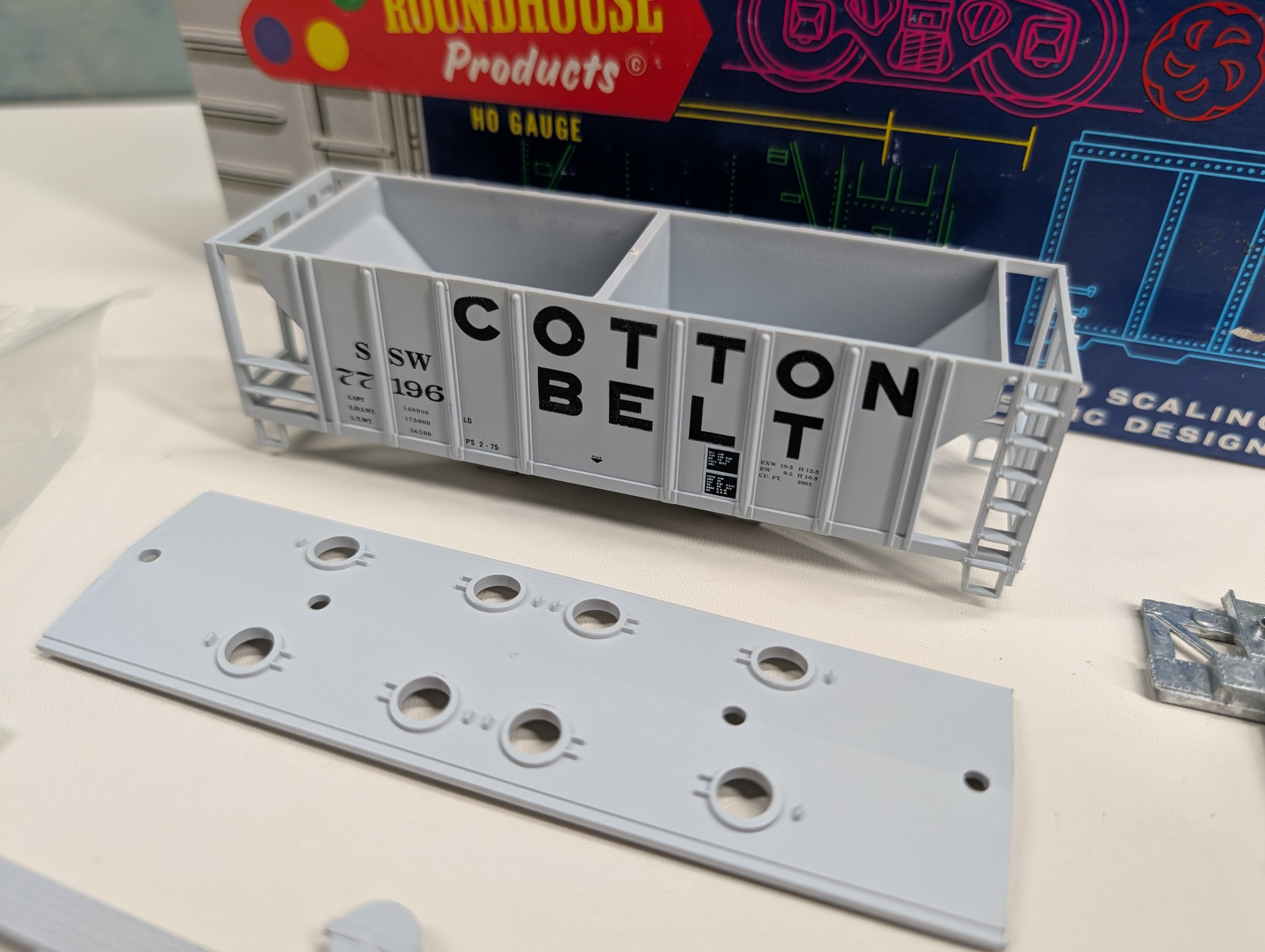 USED Roundhouse 1633 HO Scale 2 Bay Covered Hopper Cotton Belt SSW #77196 KIT