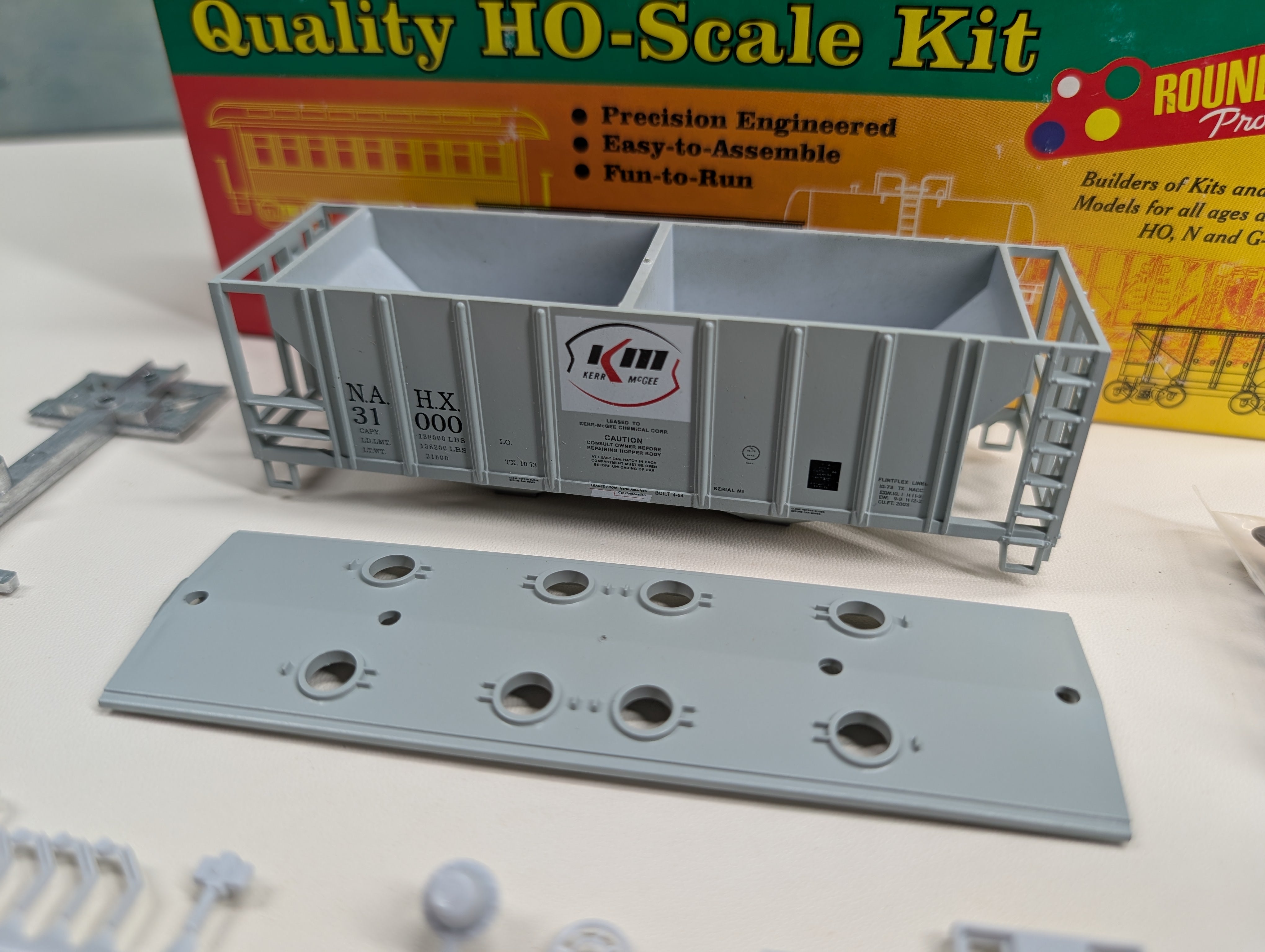 USED Roundhouse #02069 HO Scale 2 Bay Covered Hopper Kerr-Mcgee Chemical NAHX #31000 KIT