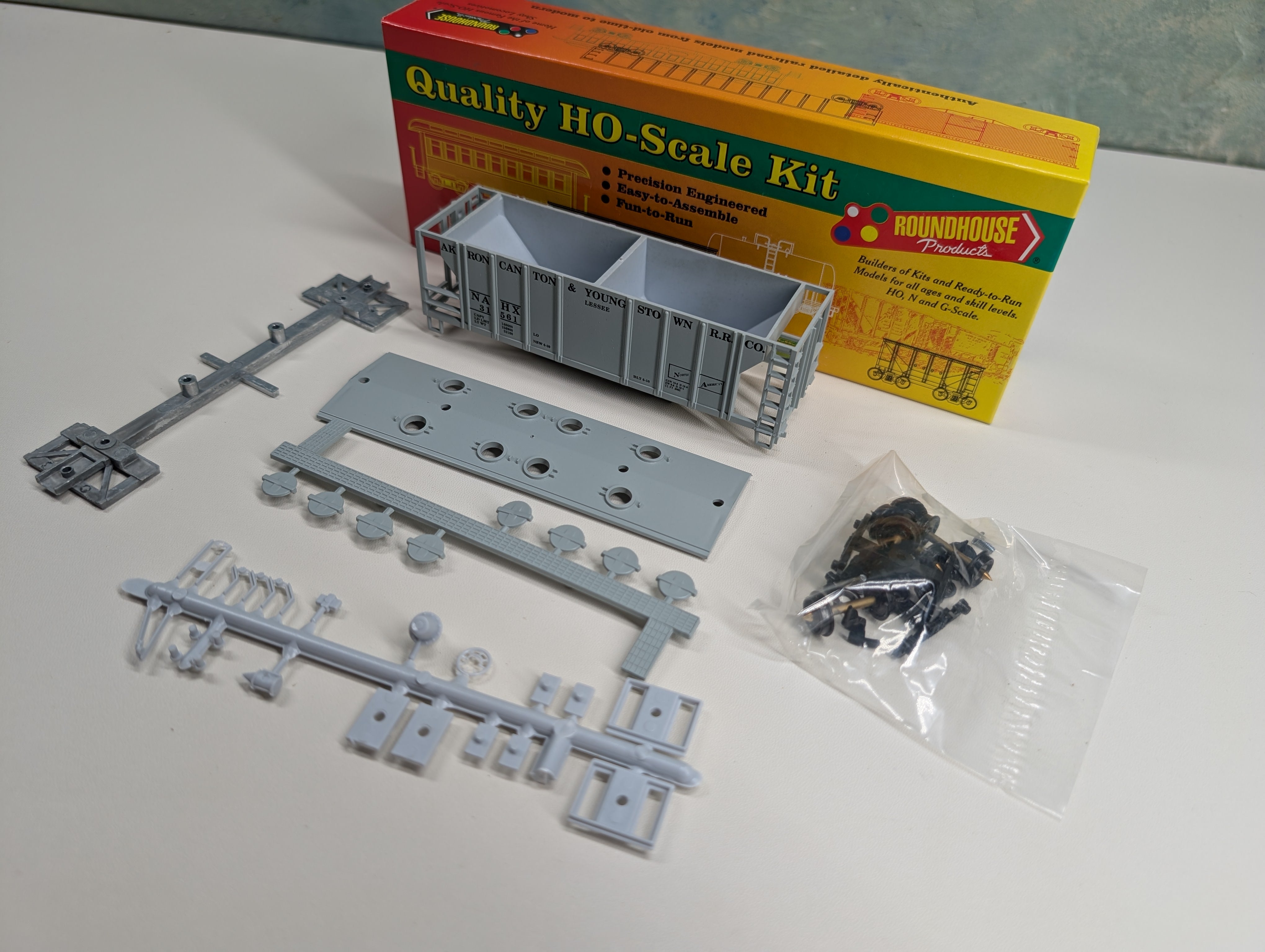 USED Roundhouse #02066 HO Scale 2 Bay Covered Hopper Akron, Canton and Youngstown NAHX #31561 KIT