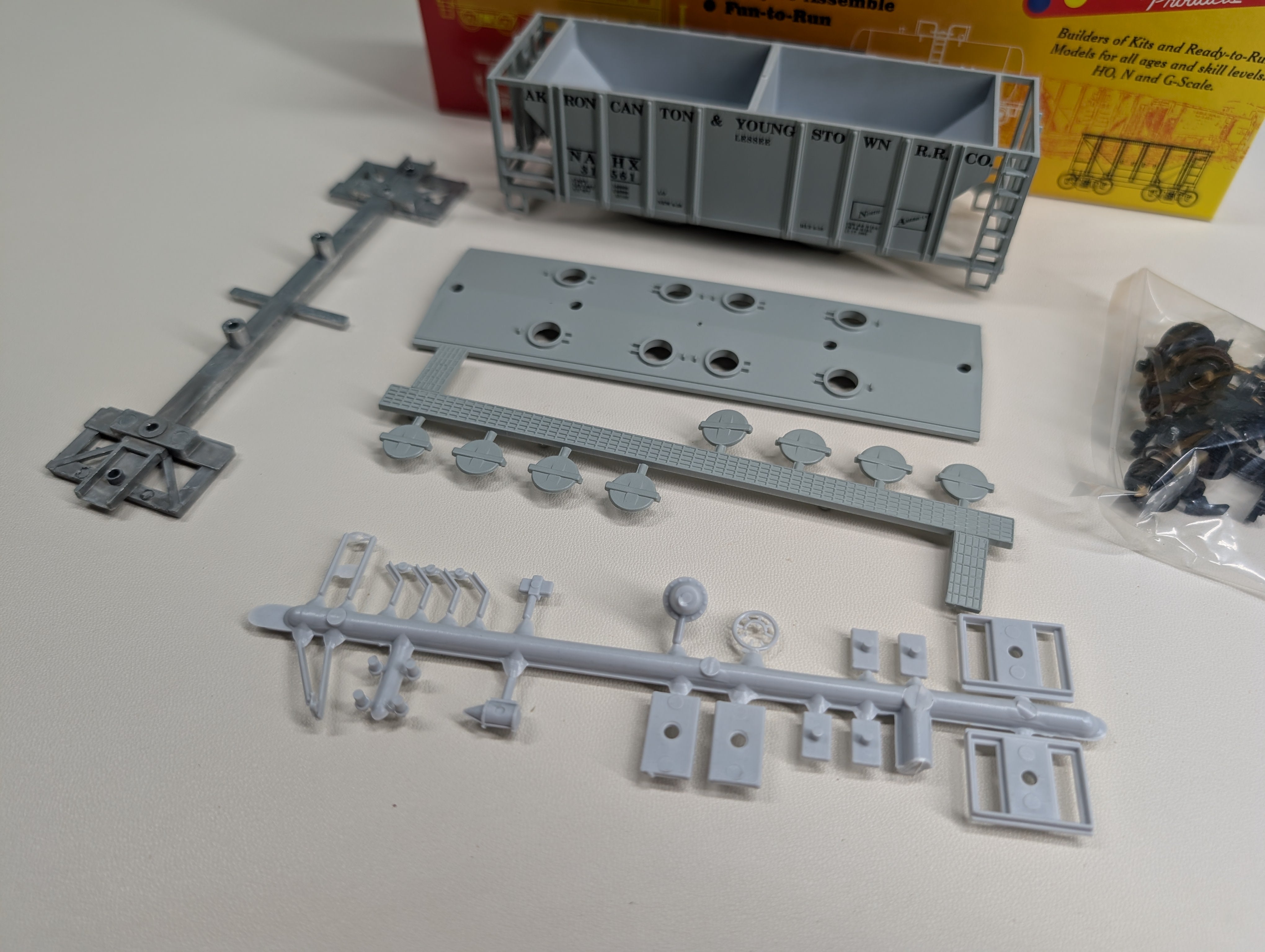 USED Roundhouse #02066 HO Scale 2 Bay Covered Hopper Akron, Canton and Youngstown NAHX #31561 KIT