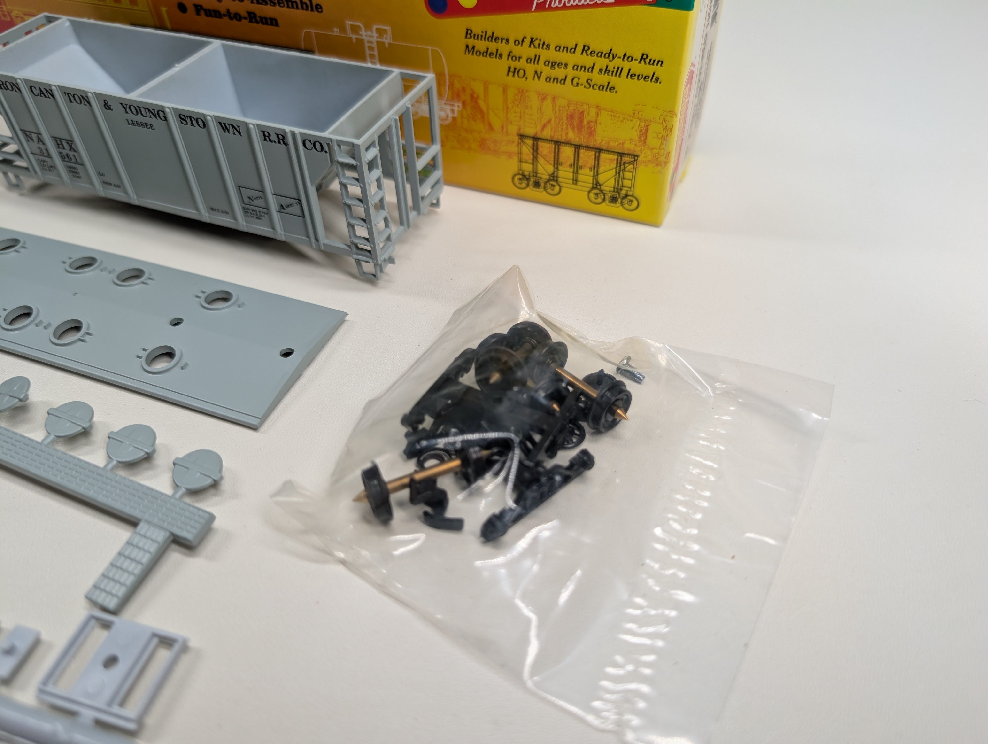USED Roundhouse #02066 HO Scale 2 Bay Covered Hopper Akron, Canton and Youngstown NAHX #31561 KIT