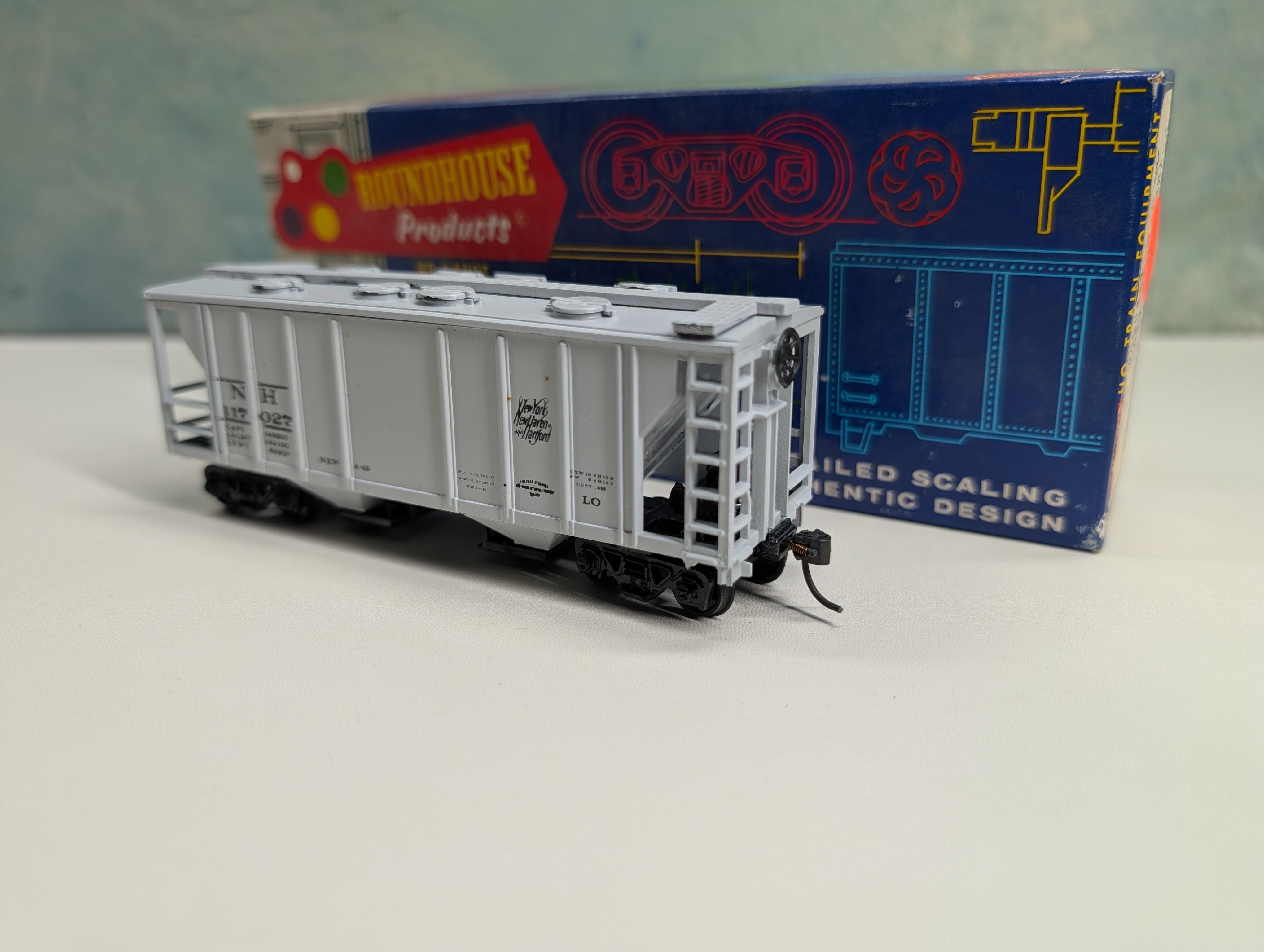USED Roundhouse HO Scale 2 Bay Covered Hopper New Haven NH #117027