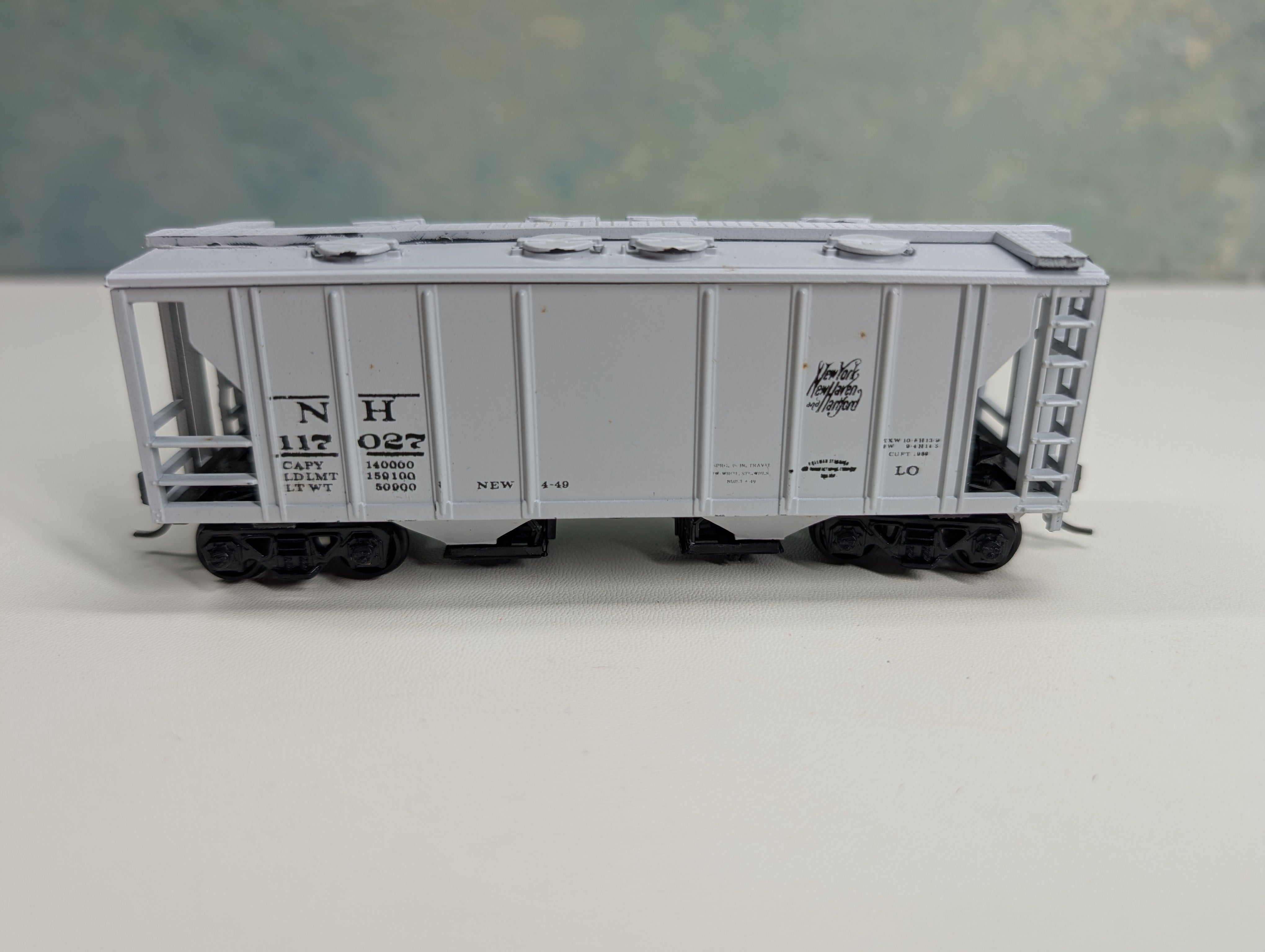 USED Roundhouse HO Scale 2 Bay Covered Hopper New Haven NH #117027