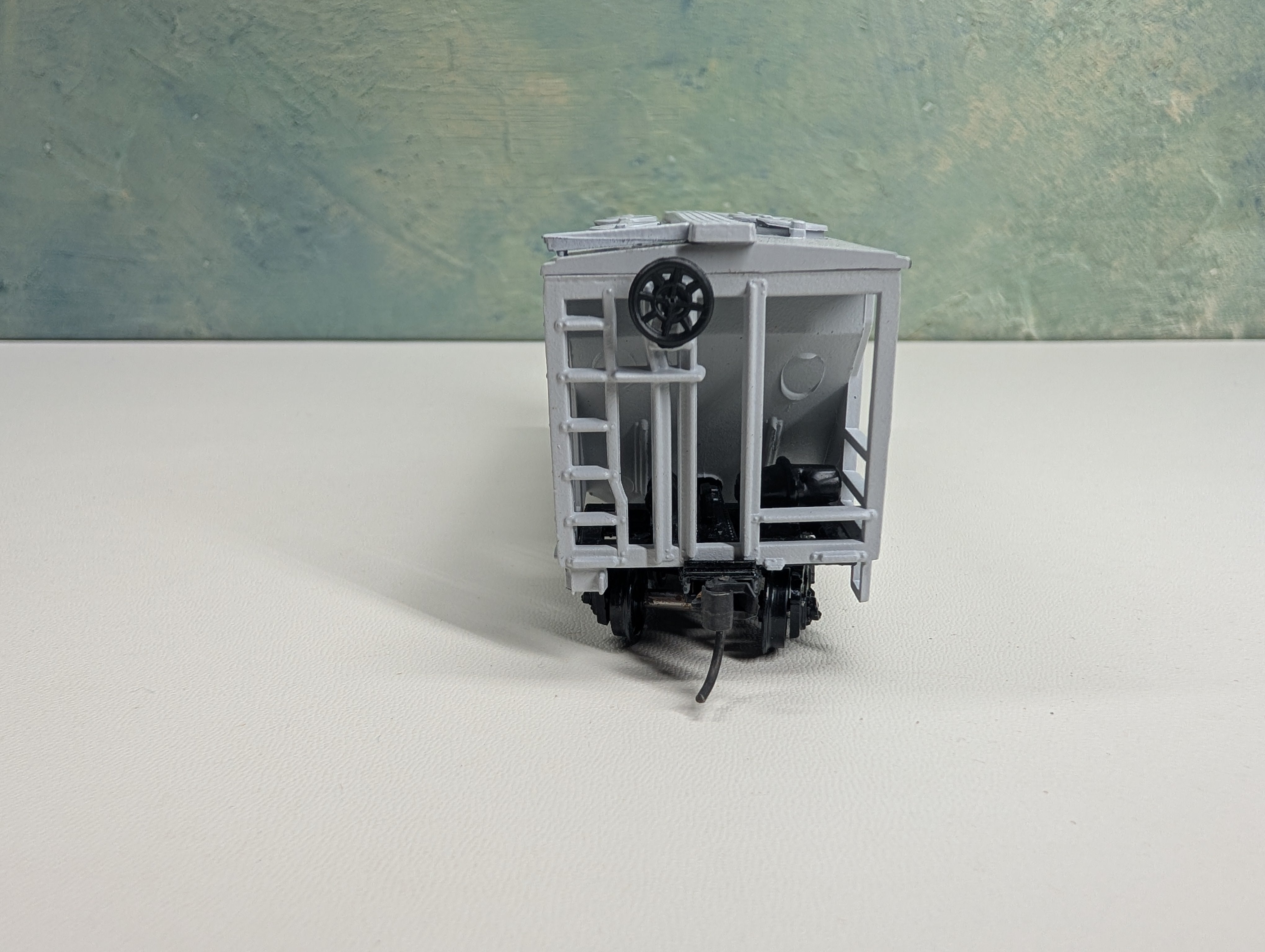 USED Roundhouse HO Scale 2 Bay Covered Hopper New Haven NH #117027