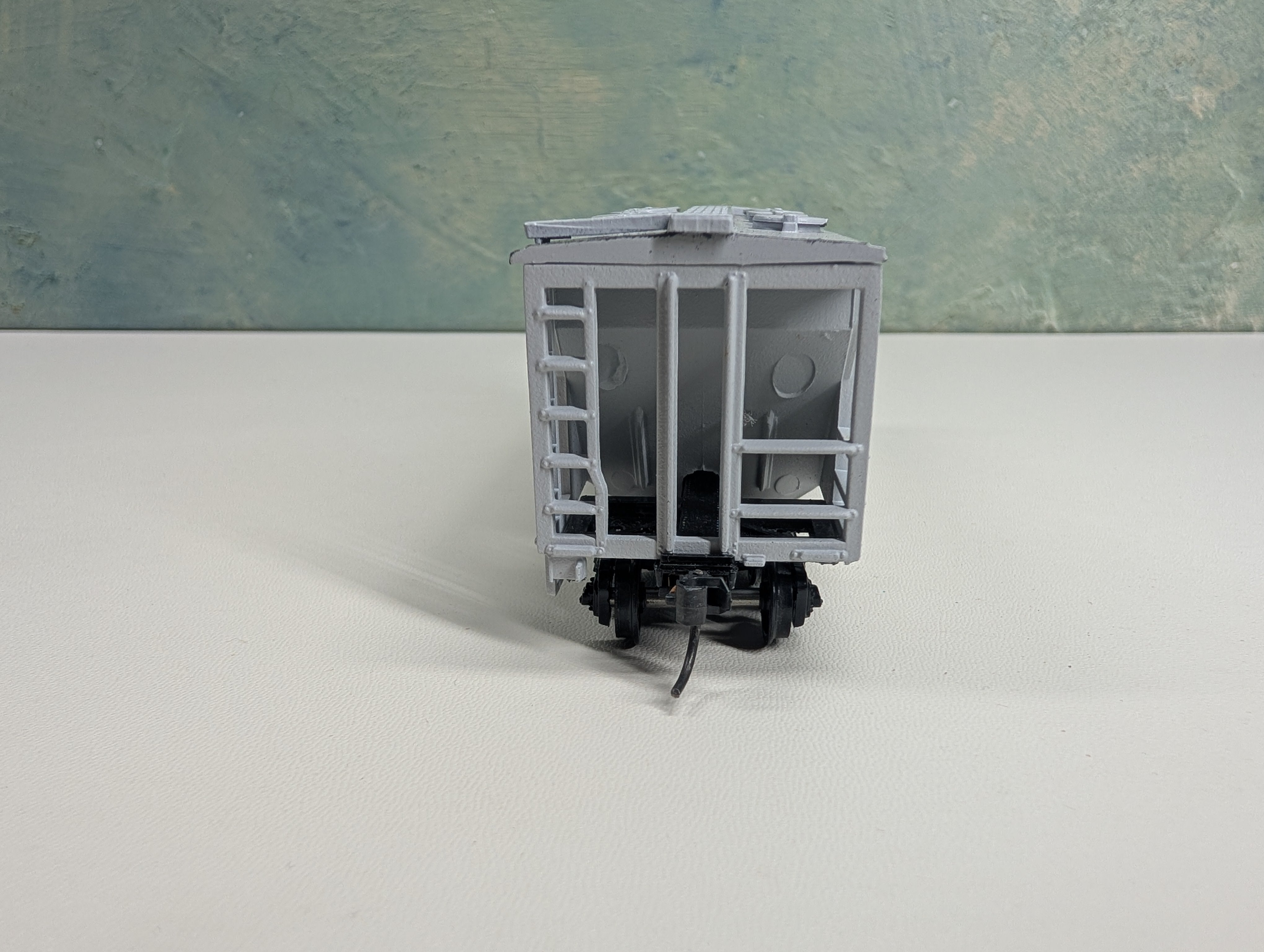 USED Roundhouse HO Scale 2 Bay Covered Hopper New Haven NH #117027