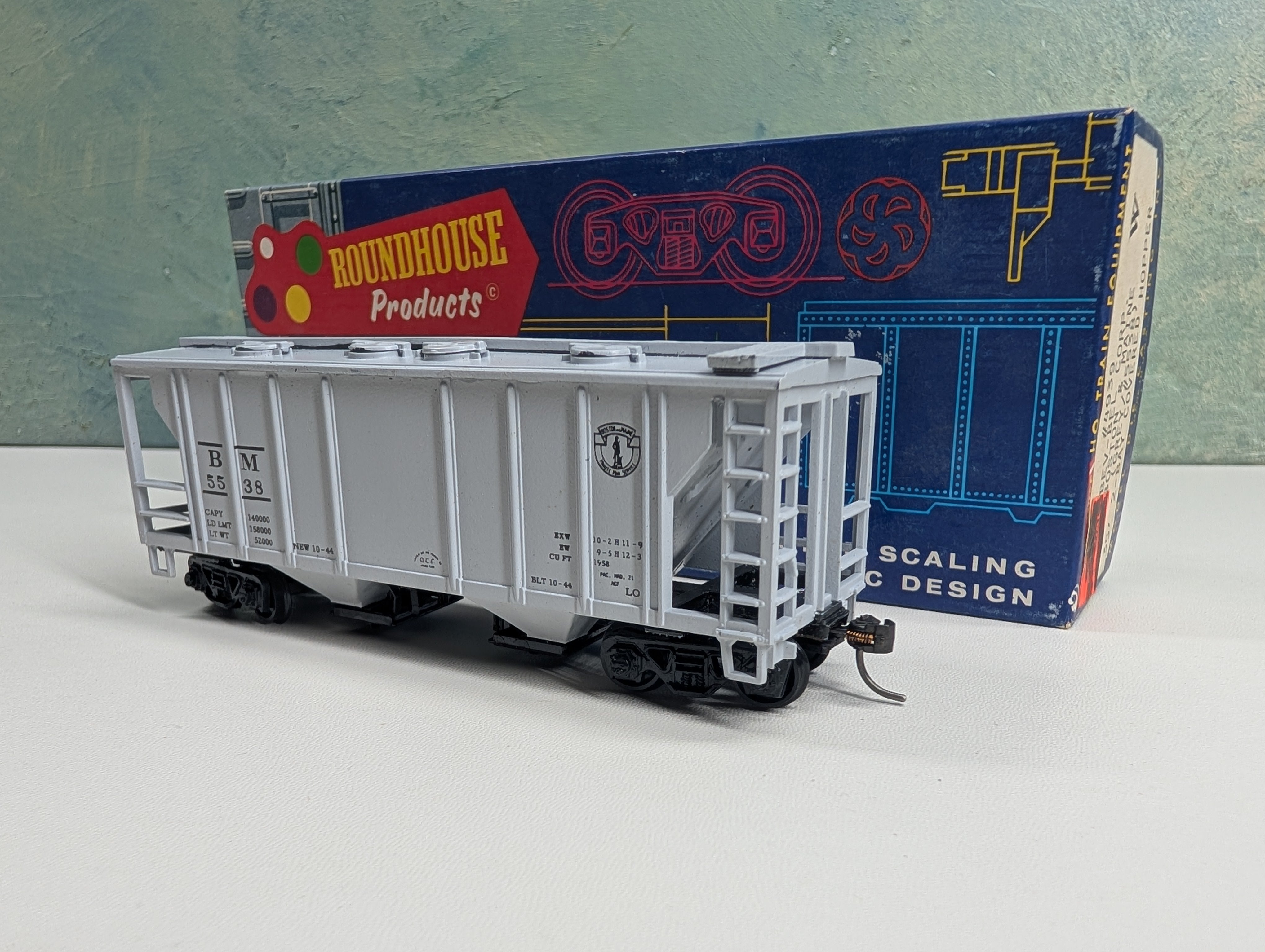 USED Roundhouse 4939 HO Scale 2 Bay Covered Hopper Boston and Maine BM #5538 Bev-Bel