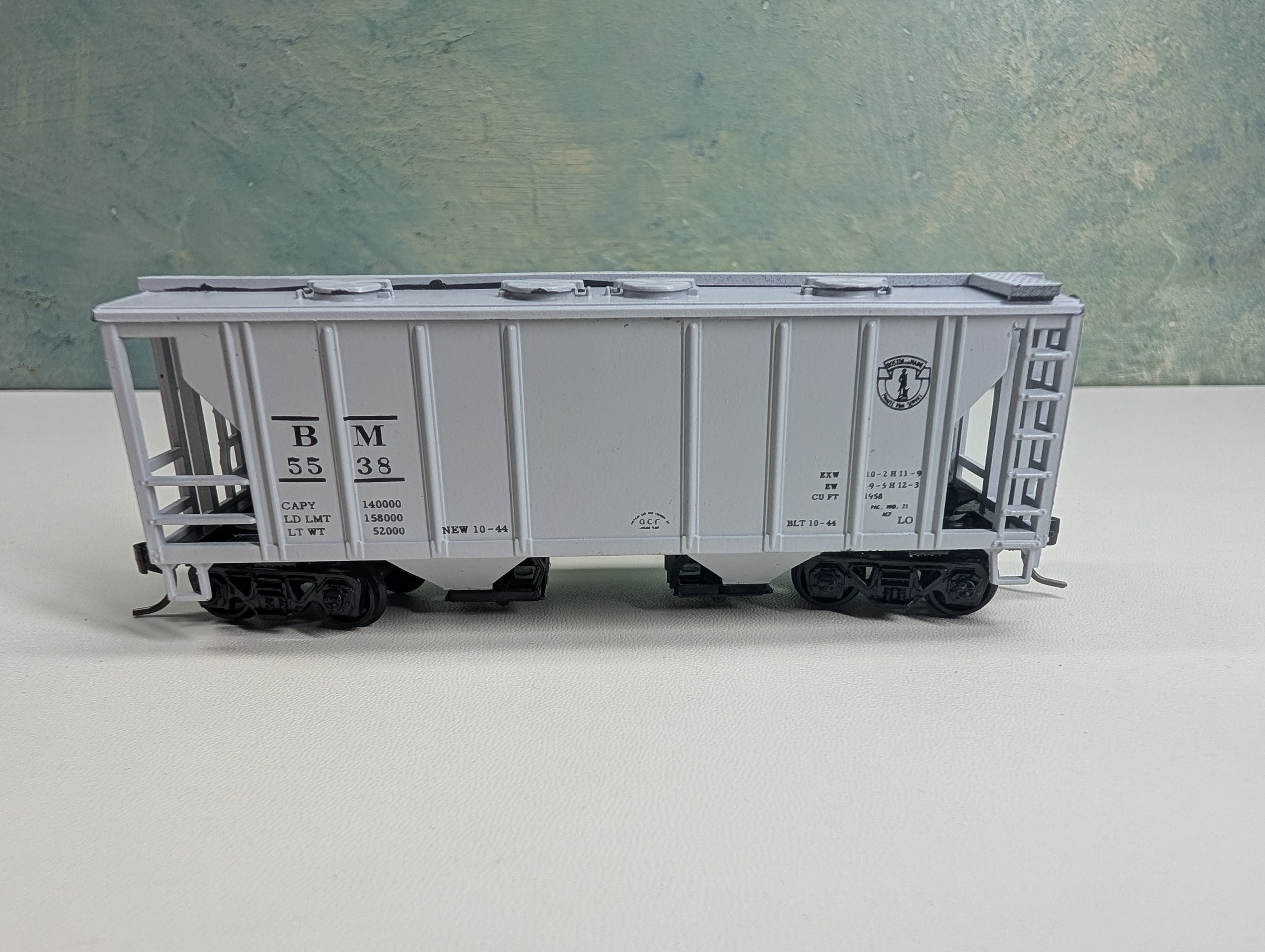 USED Roundhouse 4939 HO Scale 2 Bay Covered Hopper Boston and Maine BM #5538 Bev-Bel