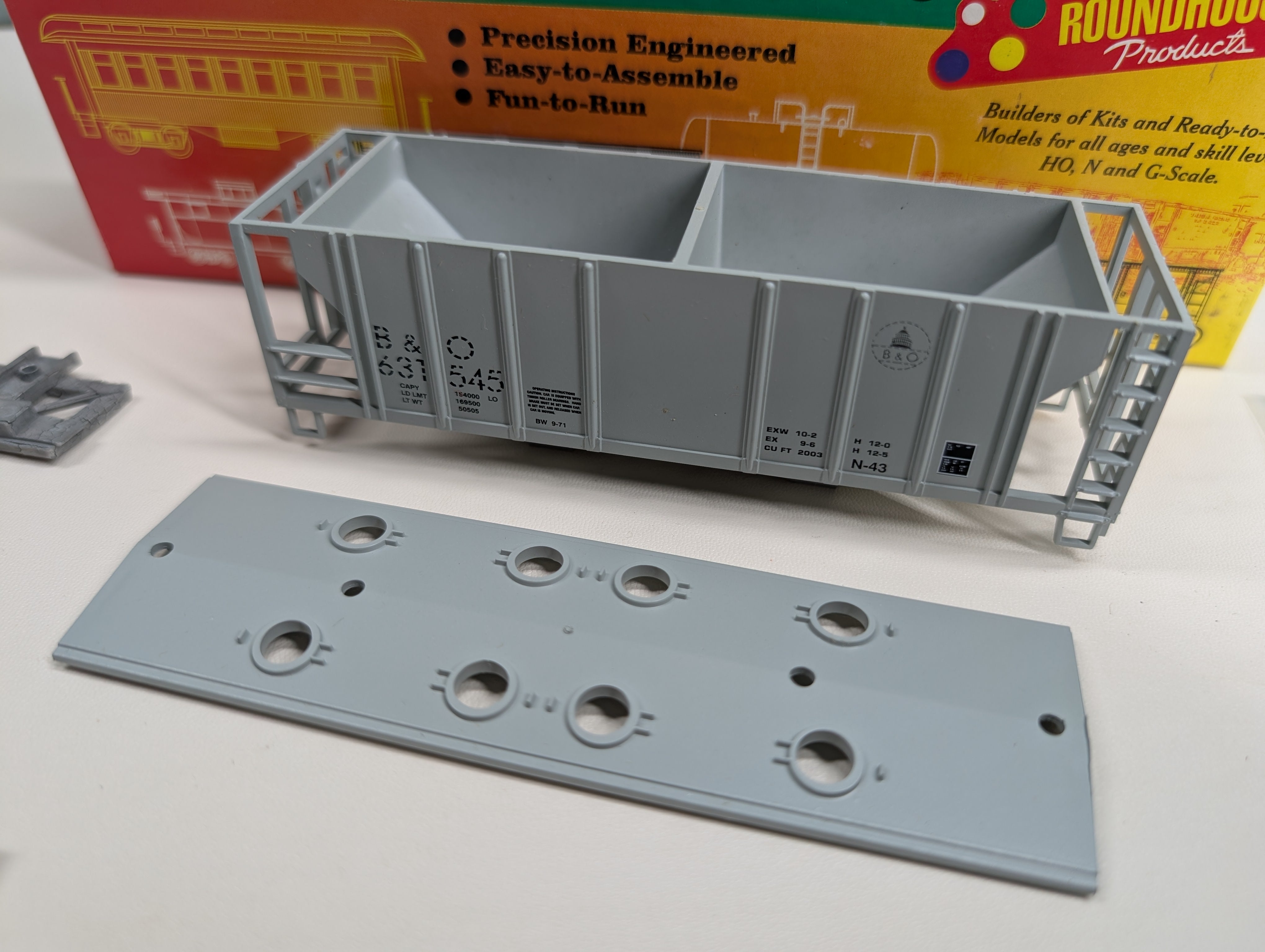 USED Roundhouse #07913 HO Scale 2 Bay Covered Hopper Baltimore and Ohio B&O #631545 Stenciled KIT