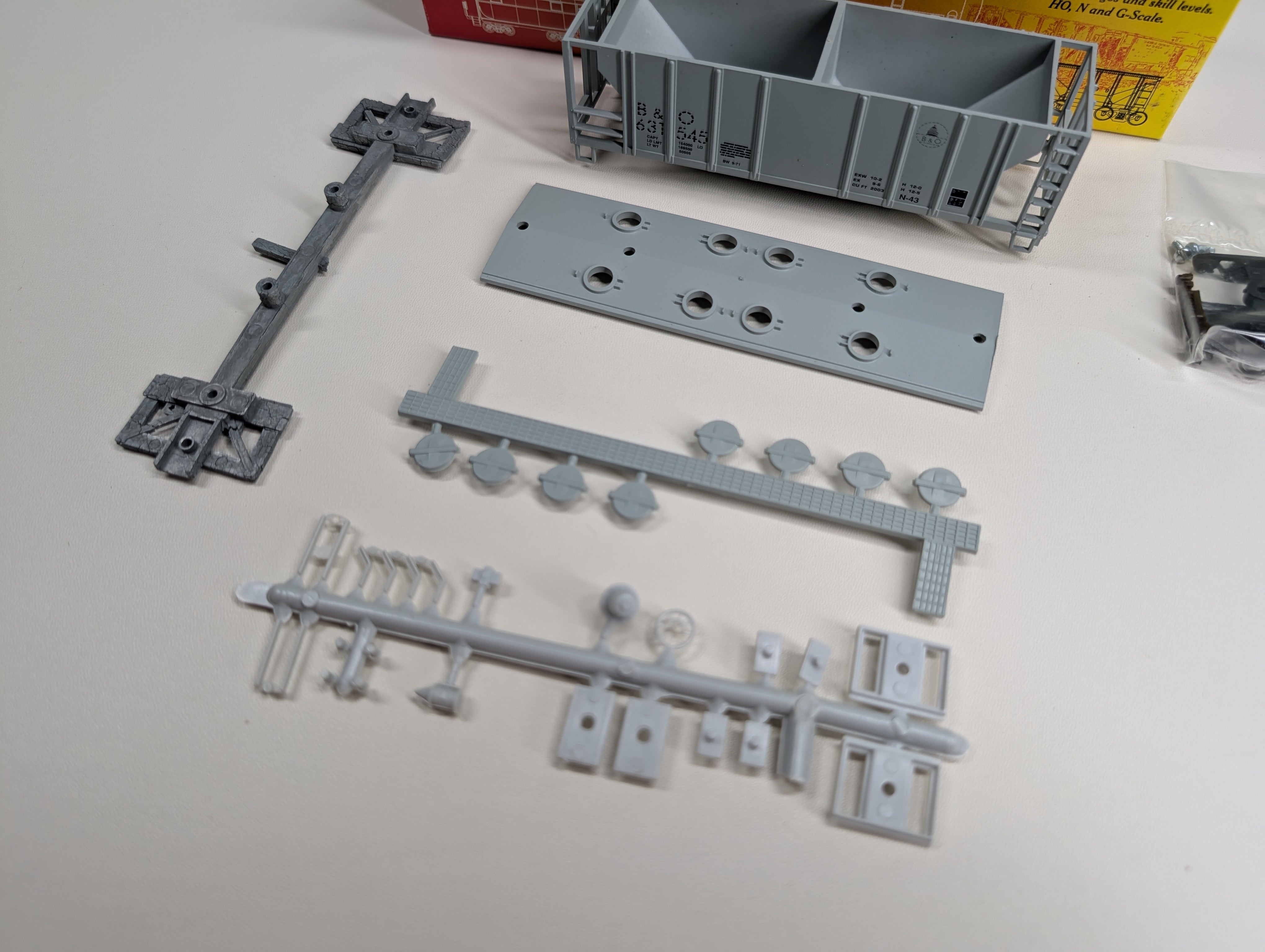 USED Roundhouse #07913 HO Scale 2 Bay Covered Hopper Baltimore and Ohio B&O #631545 Stenciled KIT
