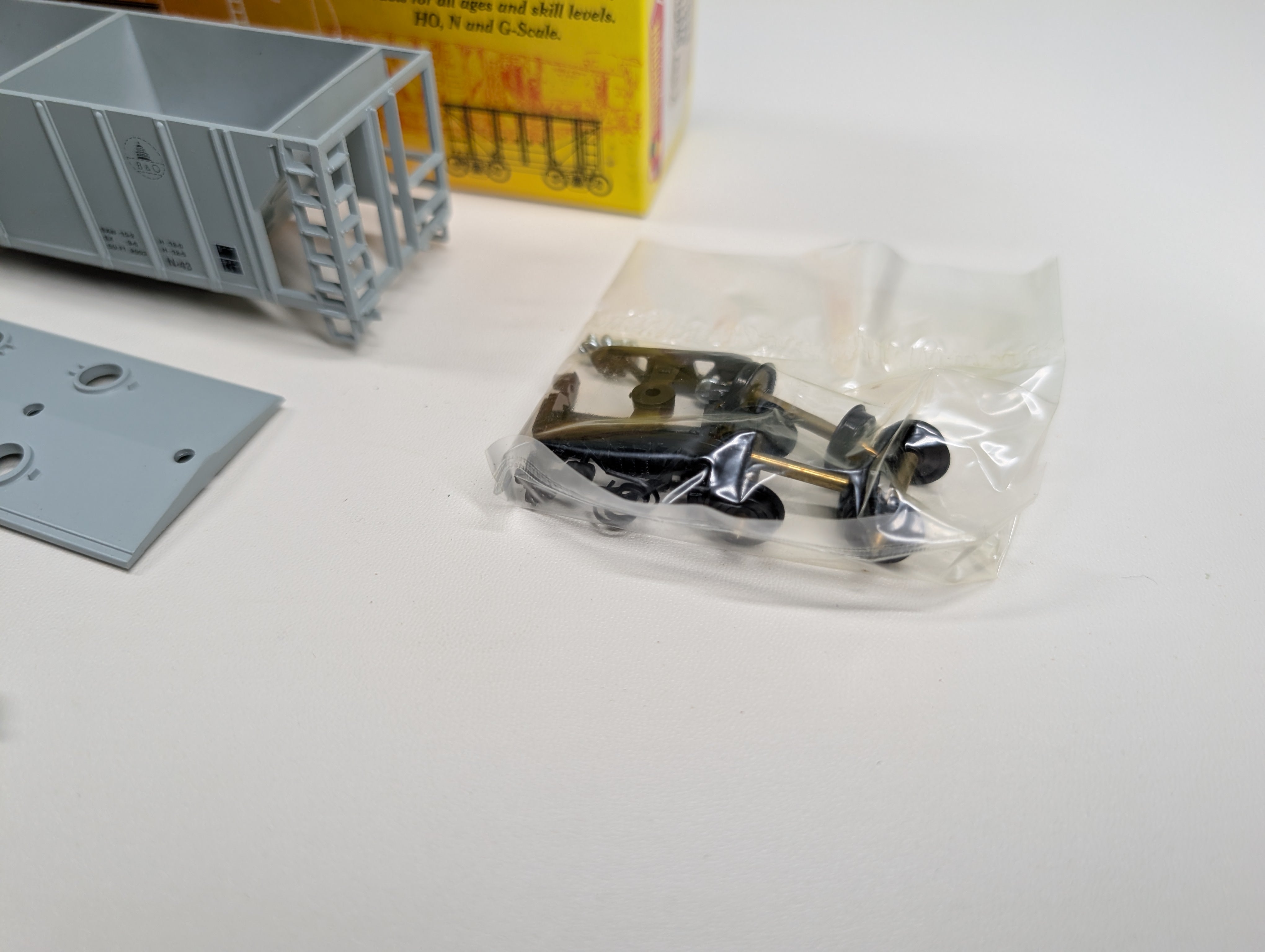 USED Roundhouse #07913 HO Scale 2 Bay Covered Hopper Baltimore and Ohio B&O #631545 Stenciled KIT