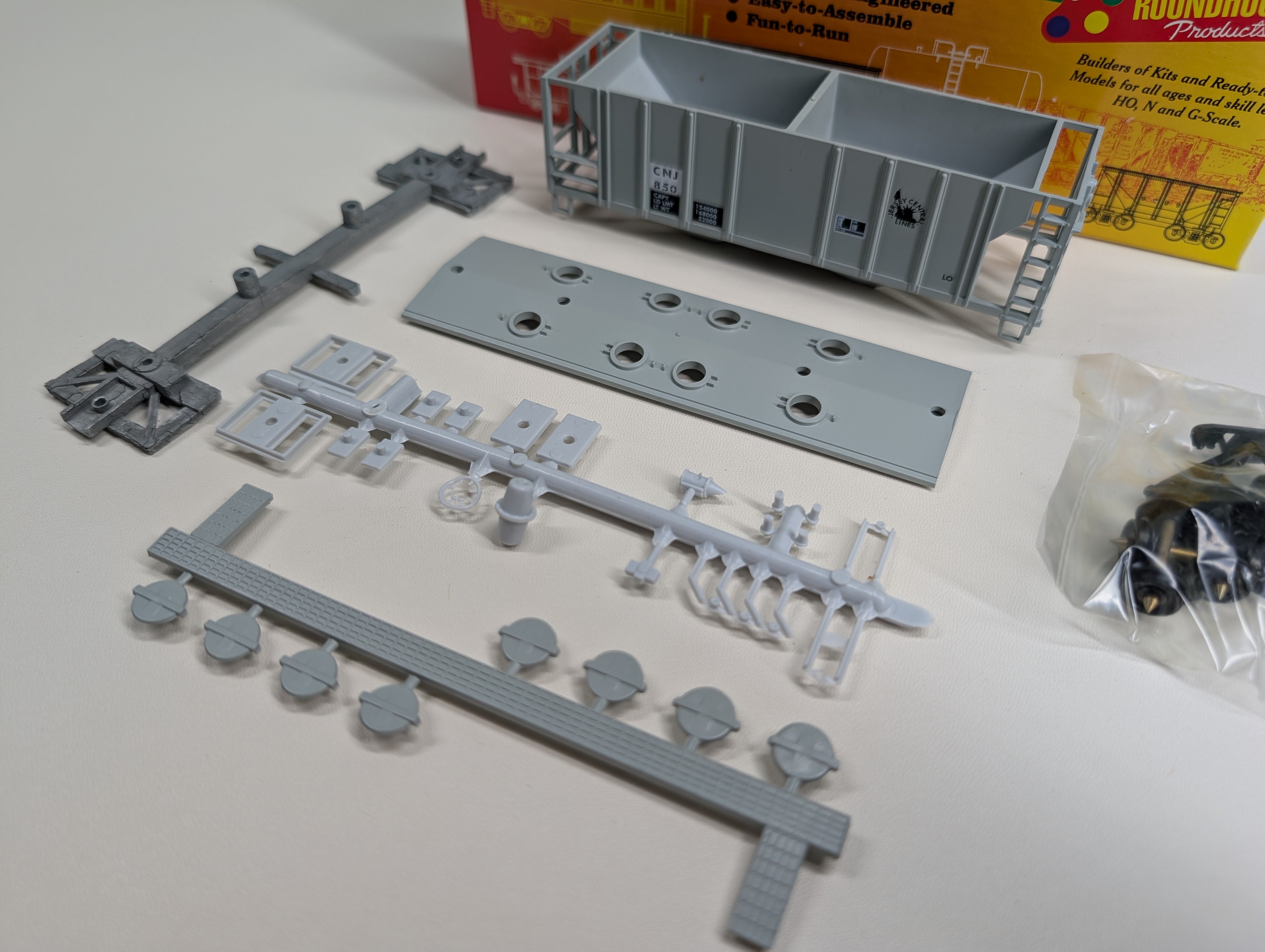 USED Roundhouse #02073 HO Scale 2 Bay Covered Hopper CNJ #850 KIT