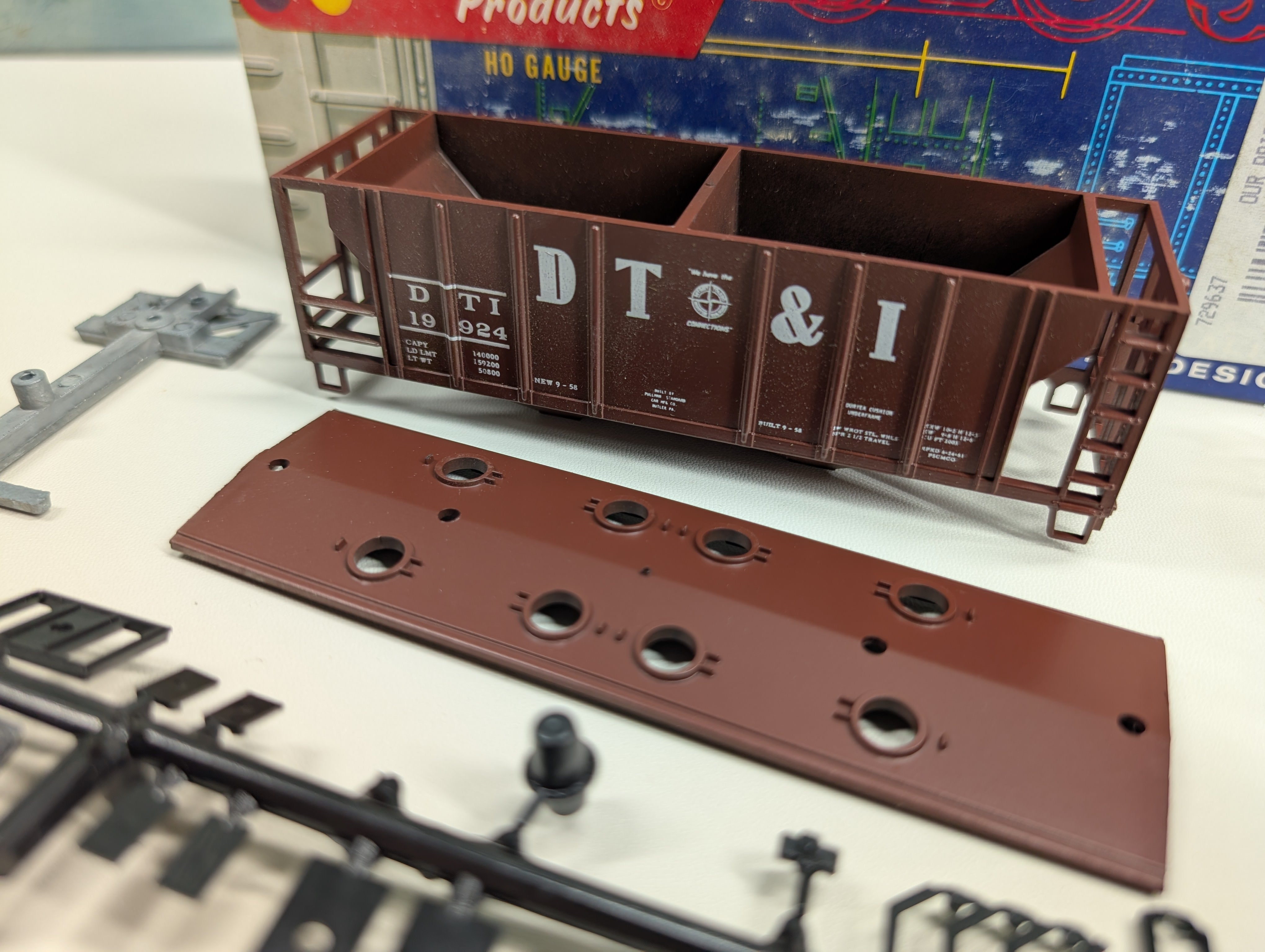 USED Roundhouse 1111070 HO Scale 2 Bay Covered Hopper Detroit, Toledo and Ironton DT&I #19924 Bev-Bel KIT