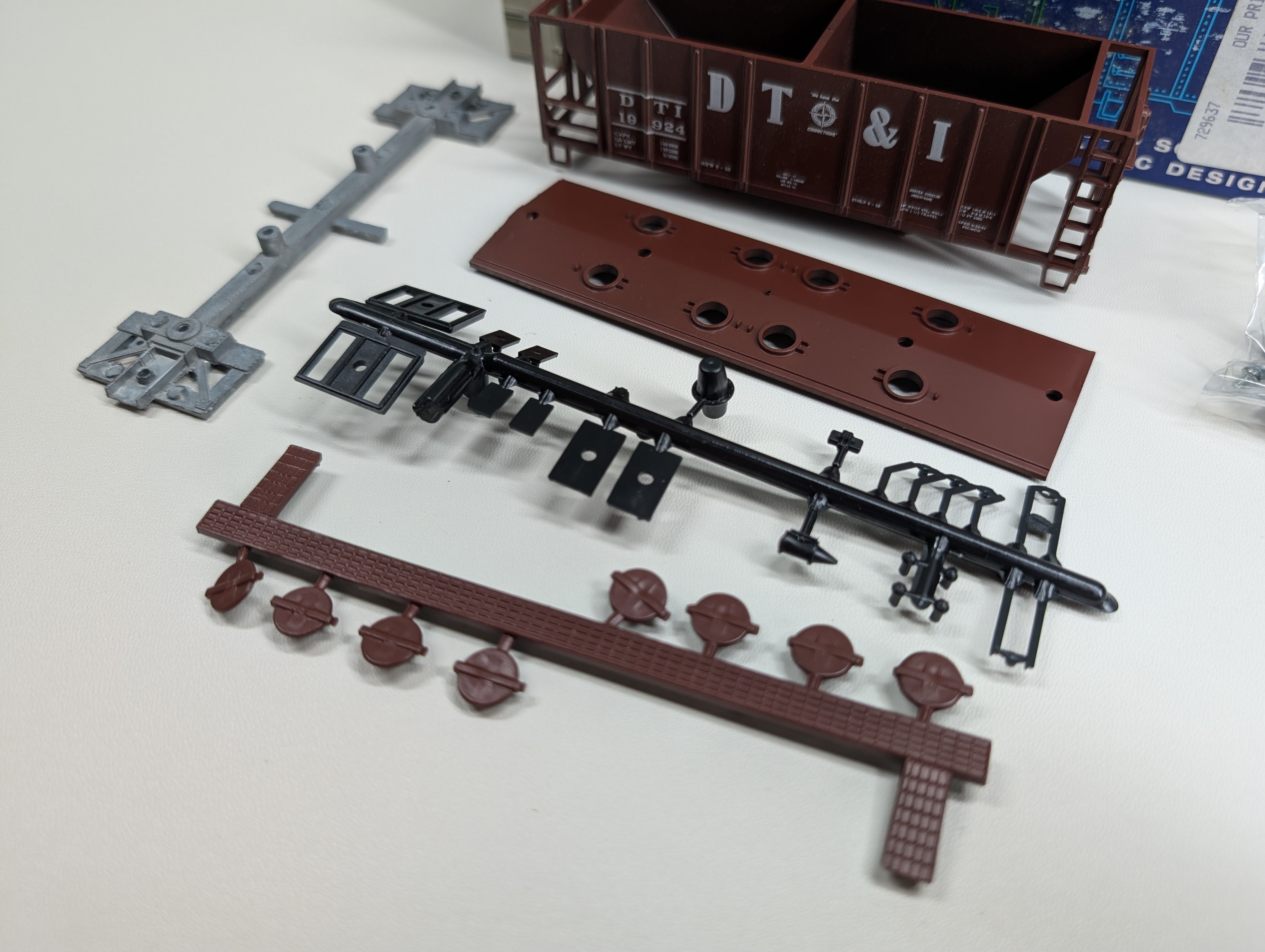 USED Roundhouse 1111070 HO Scale 2 Bay Covered Hopper Detroit, Toledo and Ironton DT&I #19924 Bev-Bel KIT