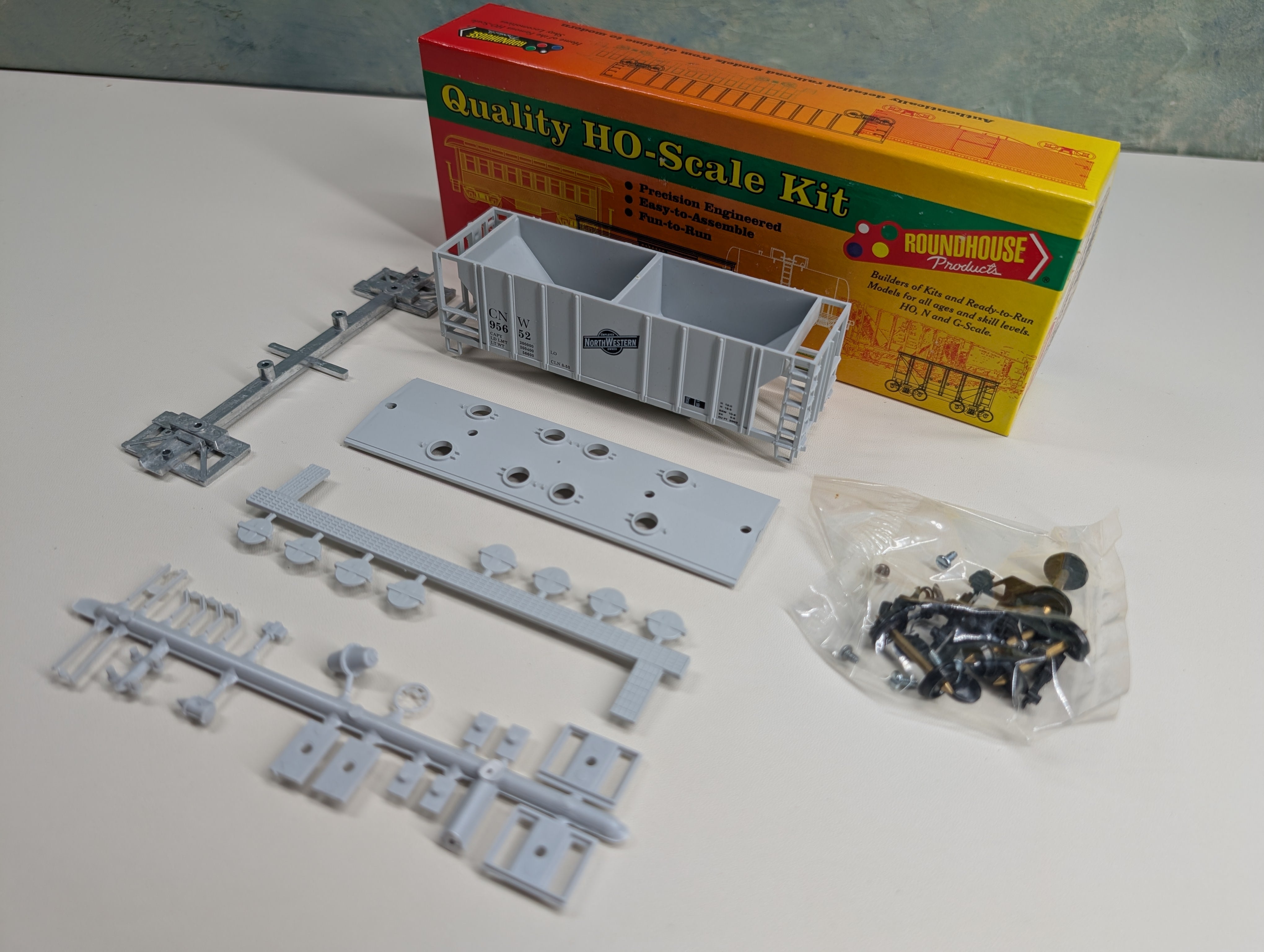 USED Roundhouse #02065 HO Scale 2 Bay Covered Hopper Chicago & North Western CNW #95652 KIT