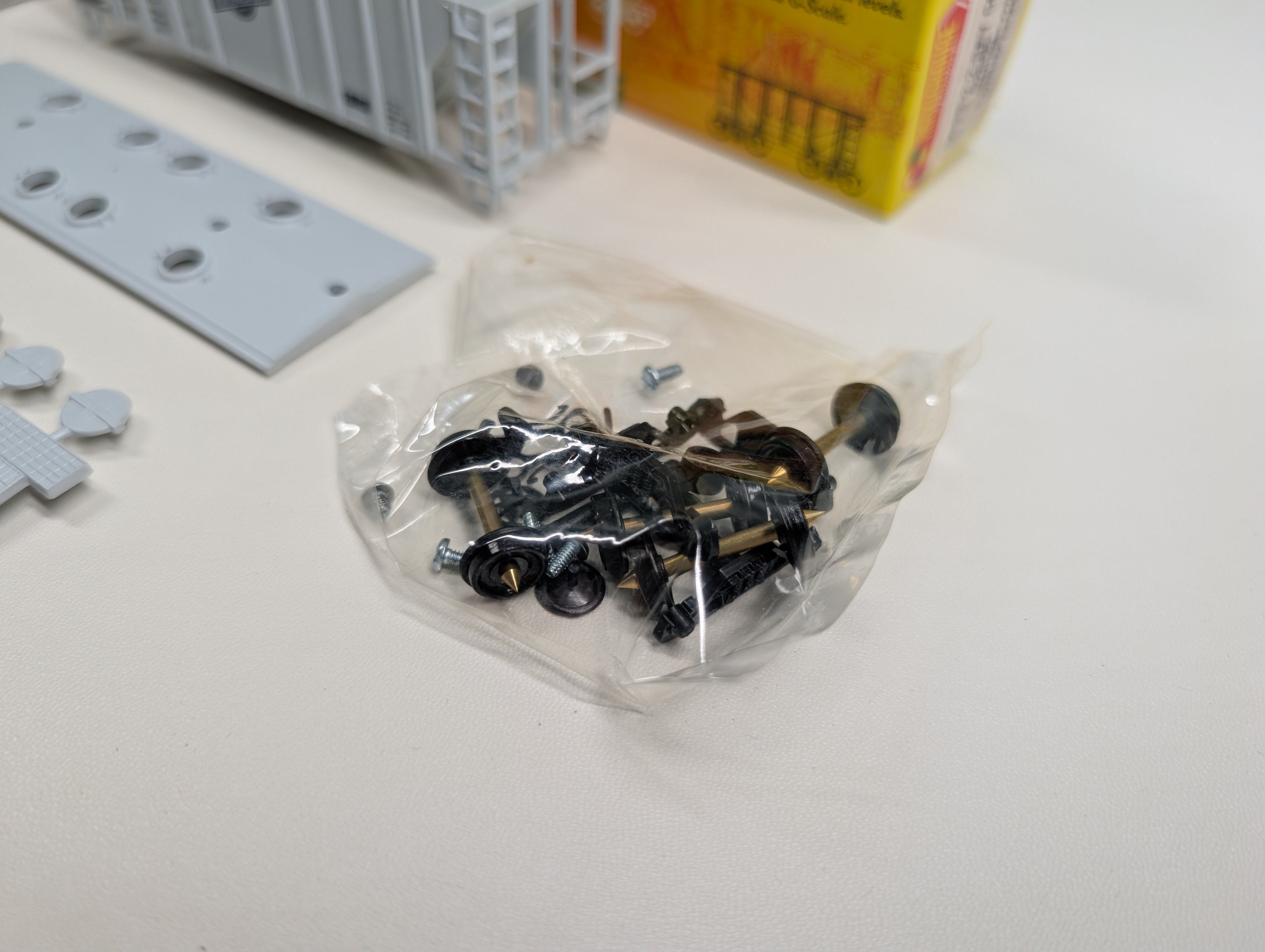 USED Roundhouse #02065 HO Scale 2 Bay Covered Hopper Chicago & North Western CNW #95652 KIT