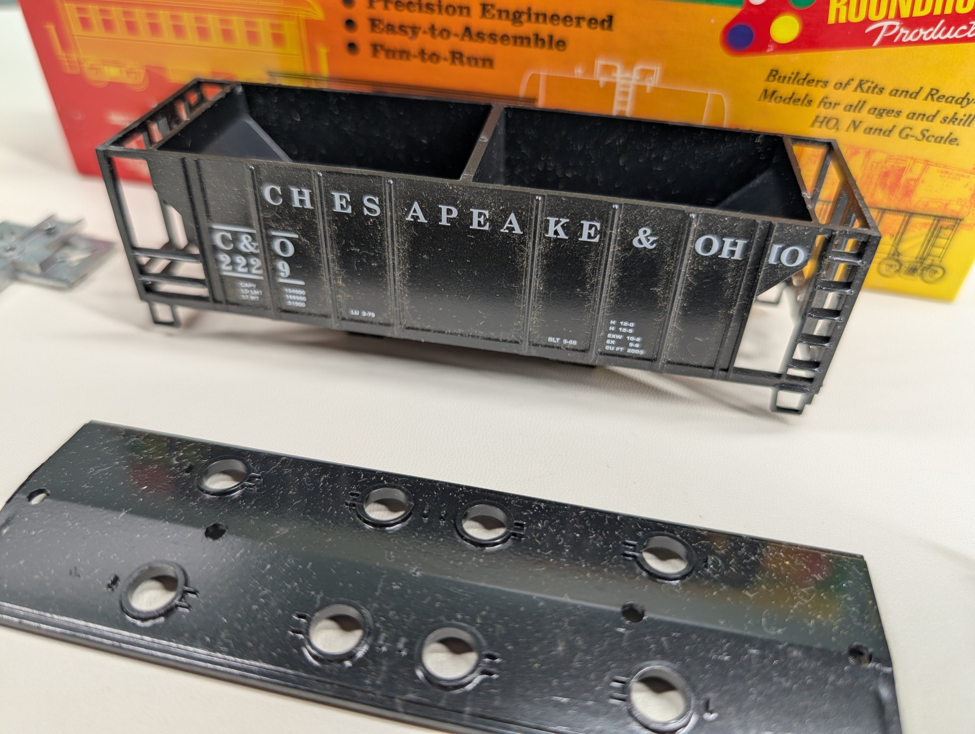 USED Roundhouse #01446 HO Scale 2 Bay Covered Hopper Chesapeake and Ohio C&O #2229 KIT