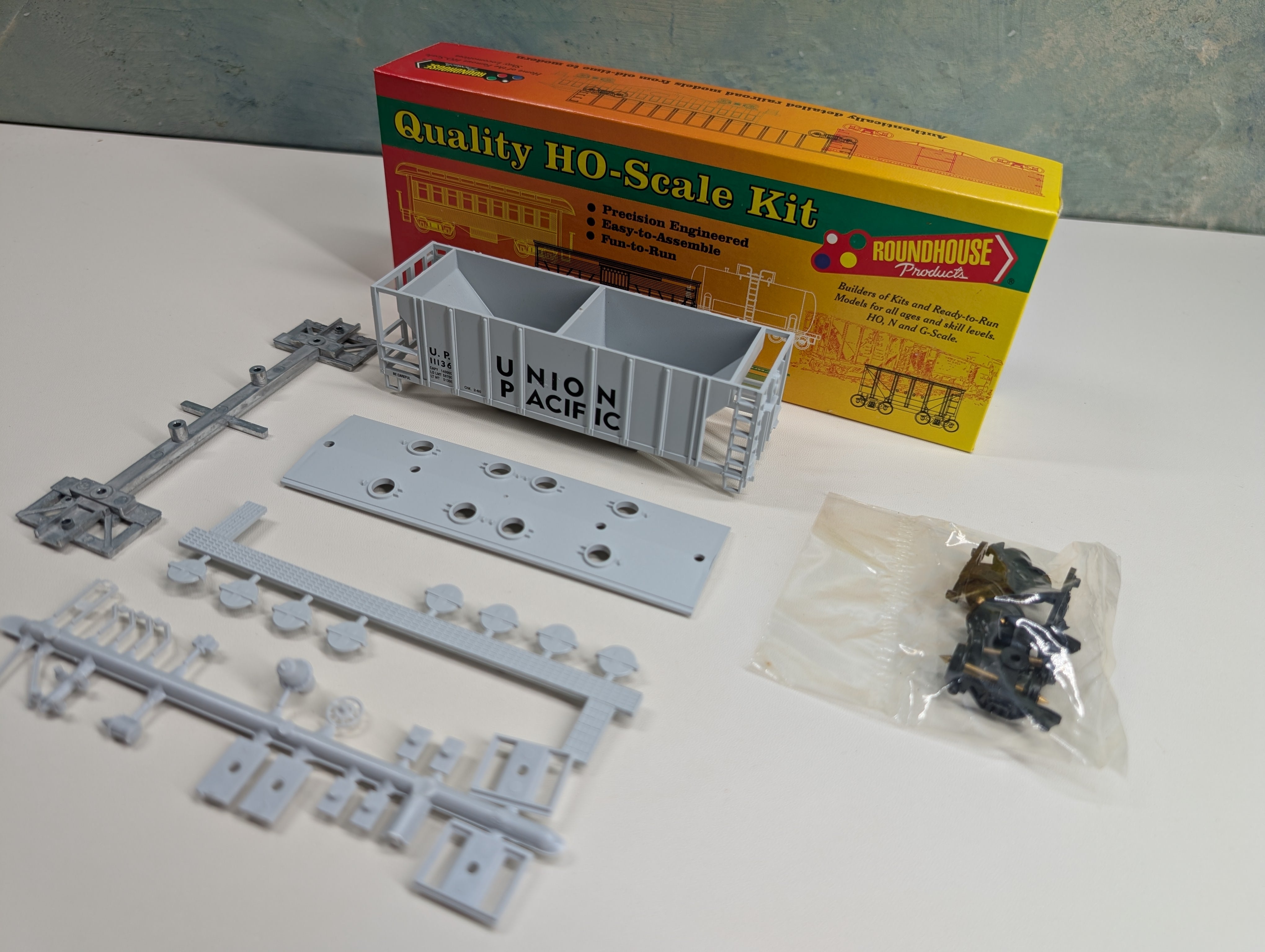 USED Roundhouse #07957 HO Scale 2 Bay Covered Hopper Union Pacific UP #11136 KIT