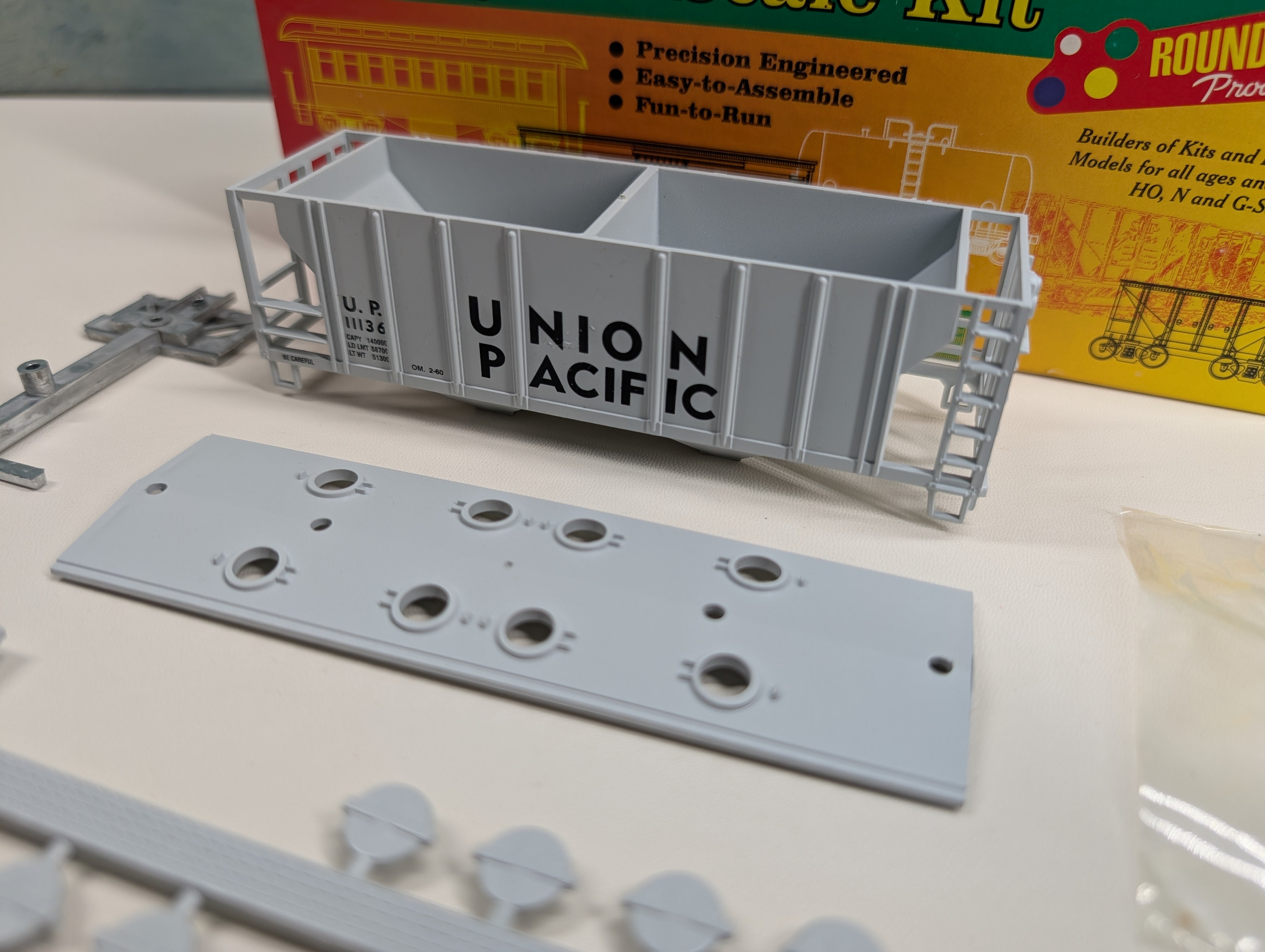 USED Roundhouse #07957 HO Scale 2 Bay Covered Hopper Union Pacific UP #11136 KIT