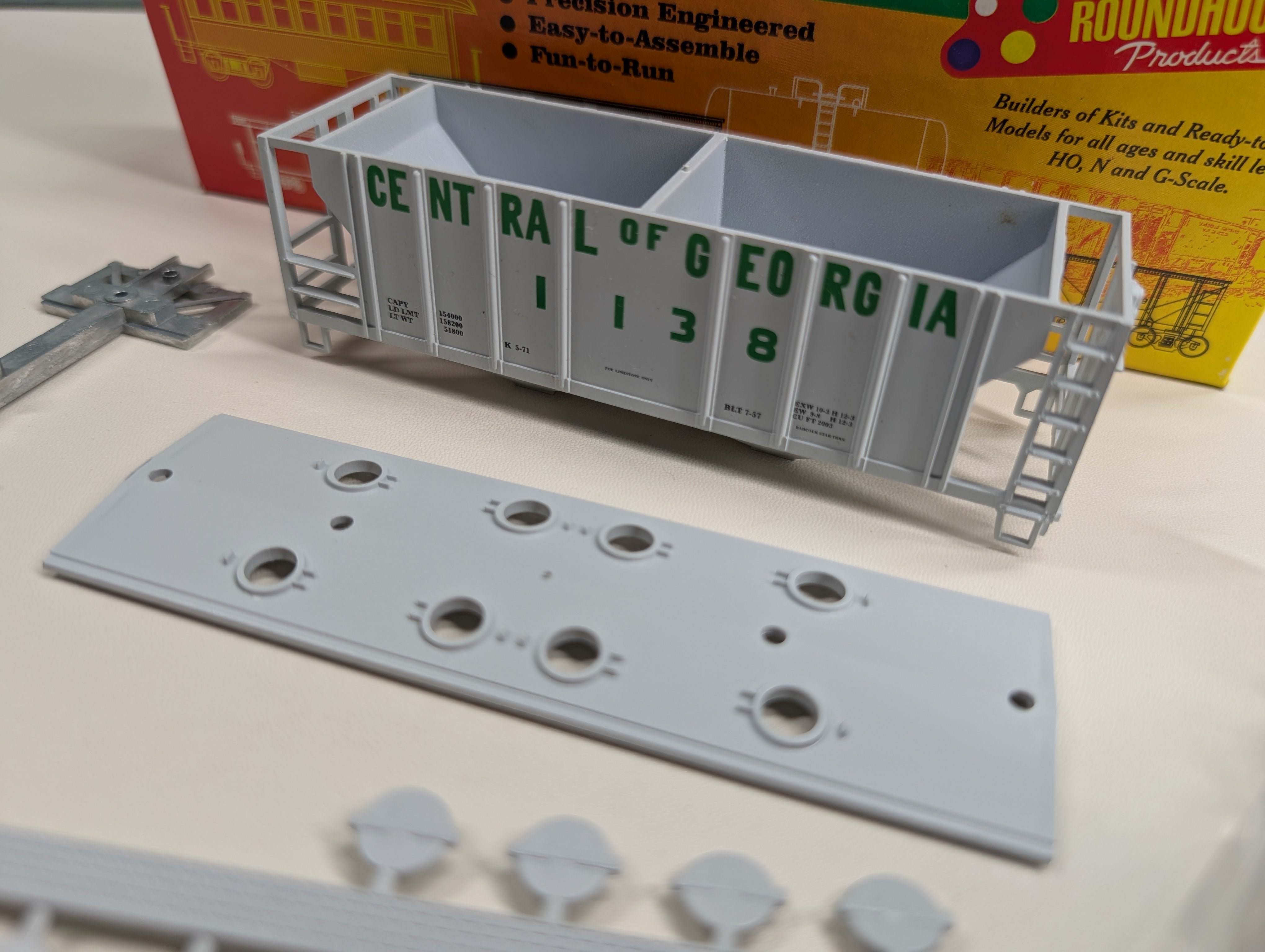 USED Roundhouse #02067 HO Scale 2 Bay Covered Hopper Central of Georgia #1138 KIT
