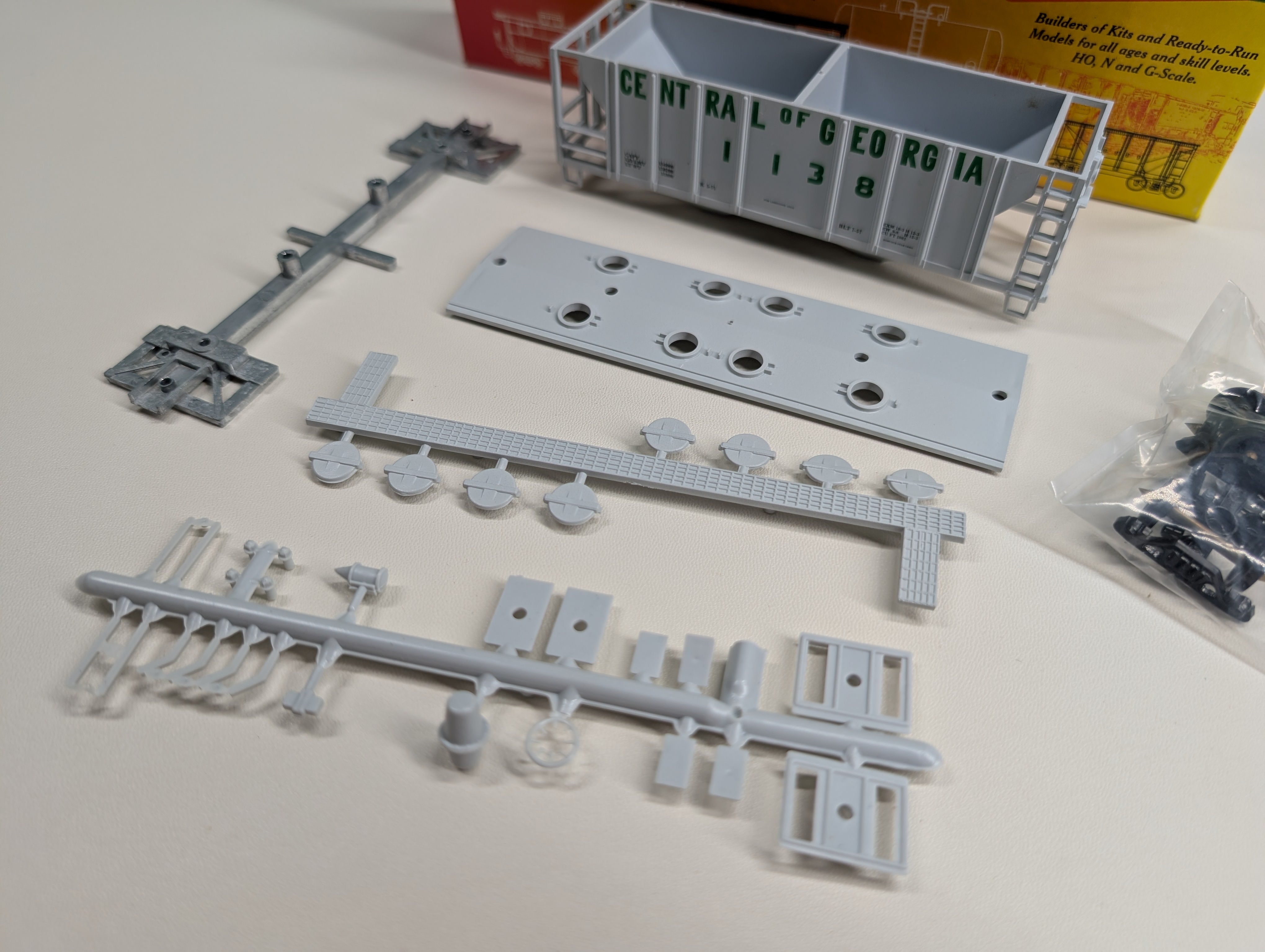 USED Roundhouse #02067 HO Scale 2 Bay Covered Hopper Central of Georgia #1138 KIT