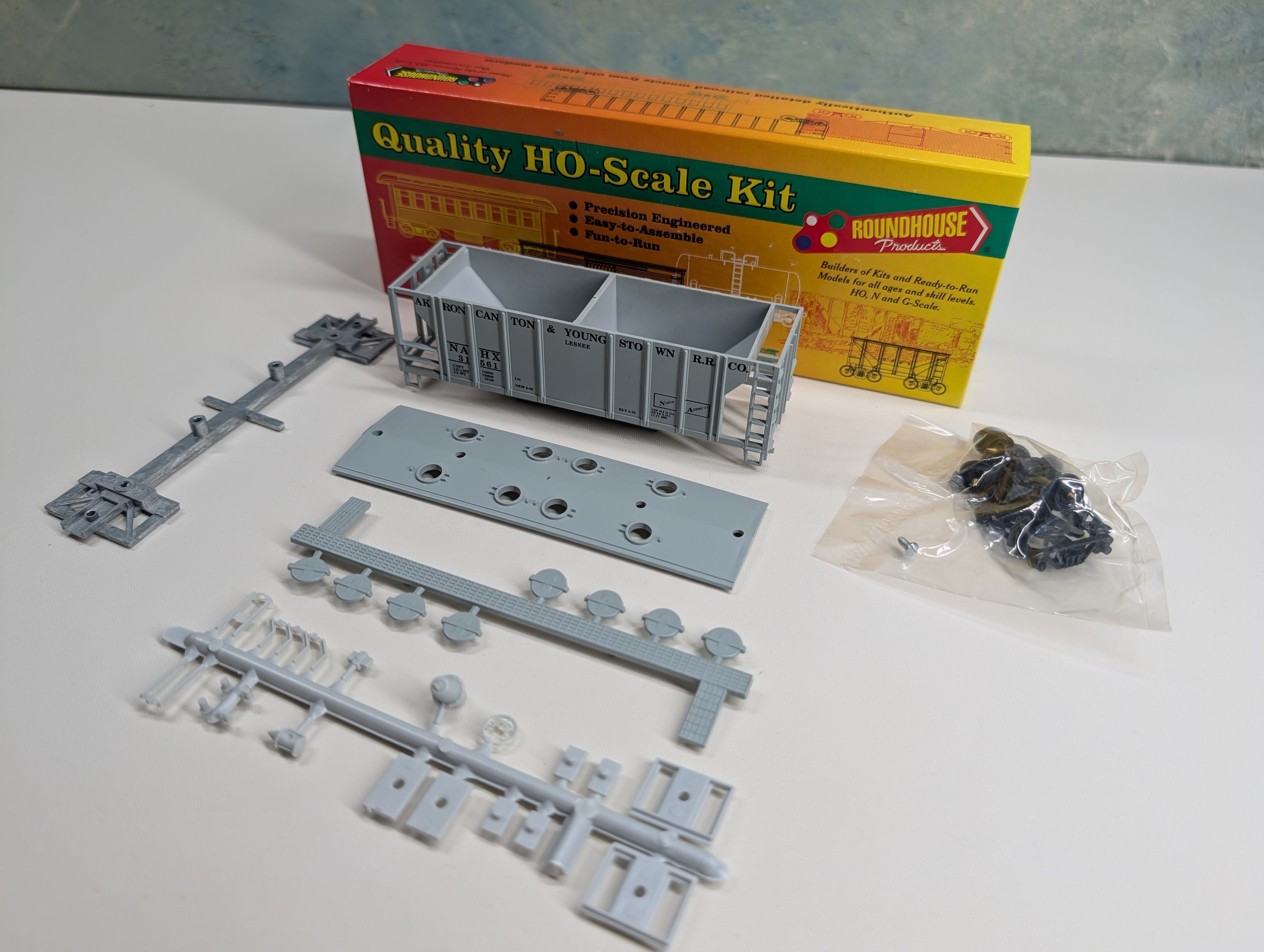 USED Roundhouse #02066 HO Scale 2 Bay Covered Hopper Akron, Canton and Youngstown NAHX #31561 Lessee KIT
