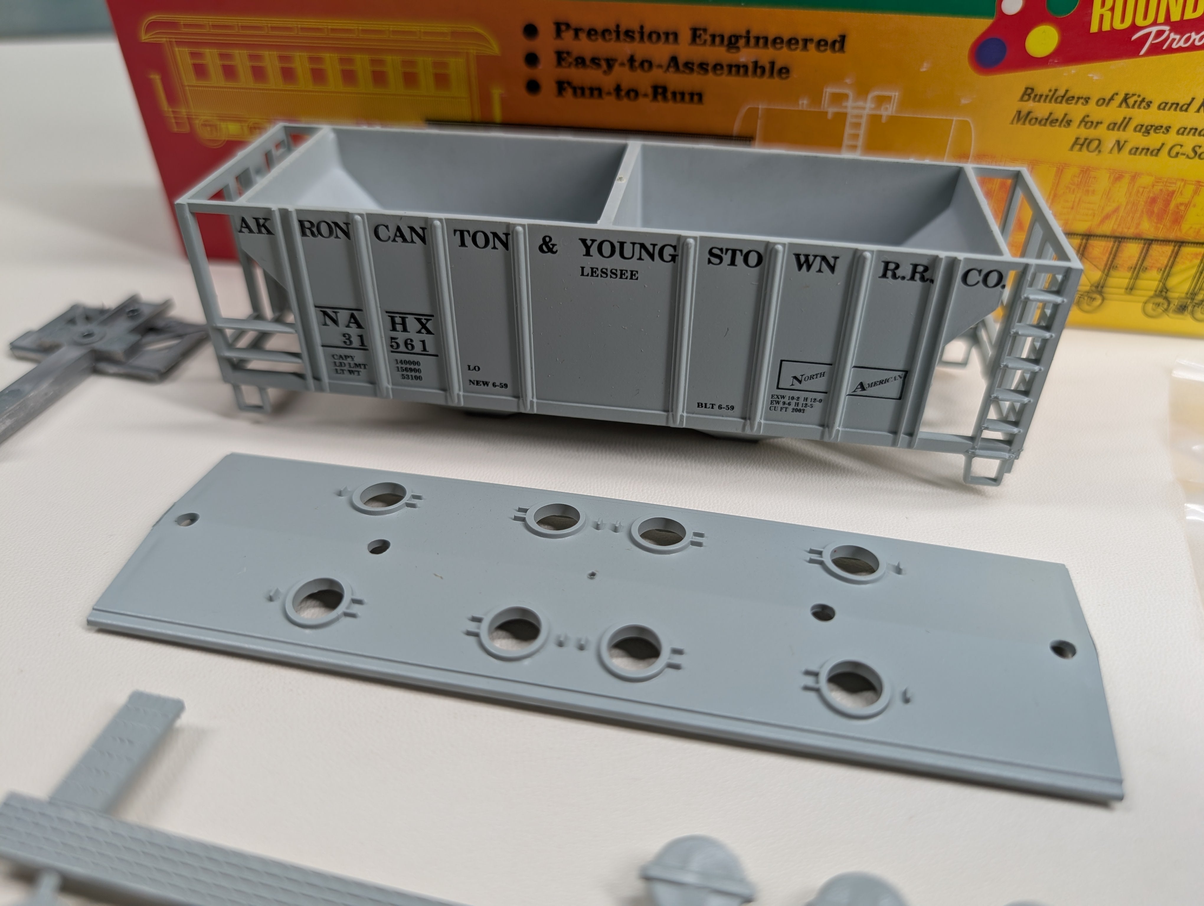 USED Roundhouse #02066 HO Scale 2 Bay Covered Hopper Akron, Canton and Youngstown NAHX #31561 Lessee KIT