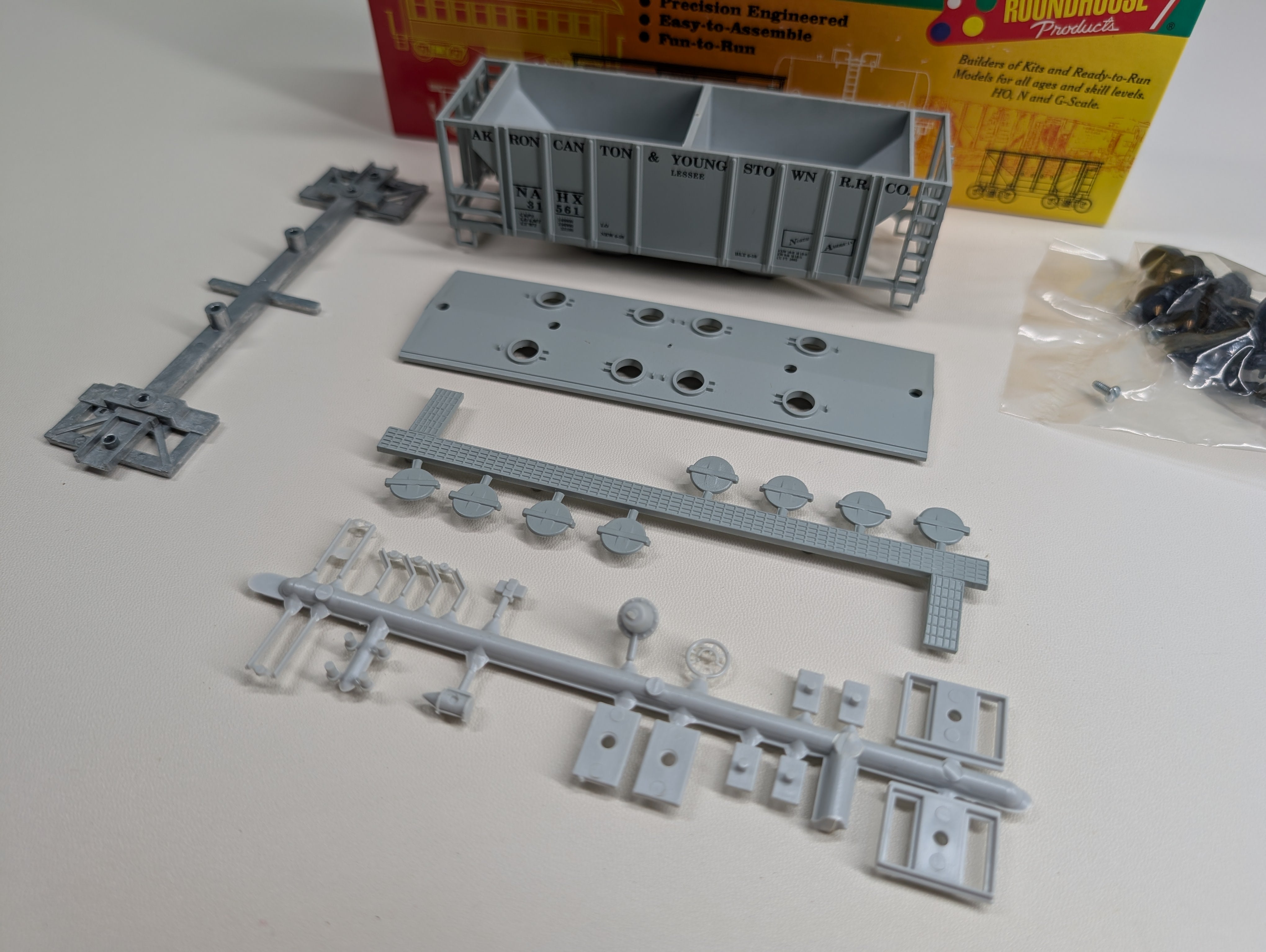 USED Roundhouse #02066 HO Scale 2 Bay Covered Hopper Akron, Canton and Youngstown NAHX #31561 Lessee KIT