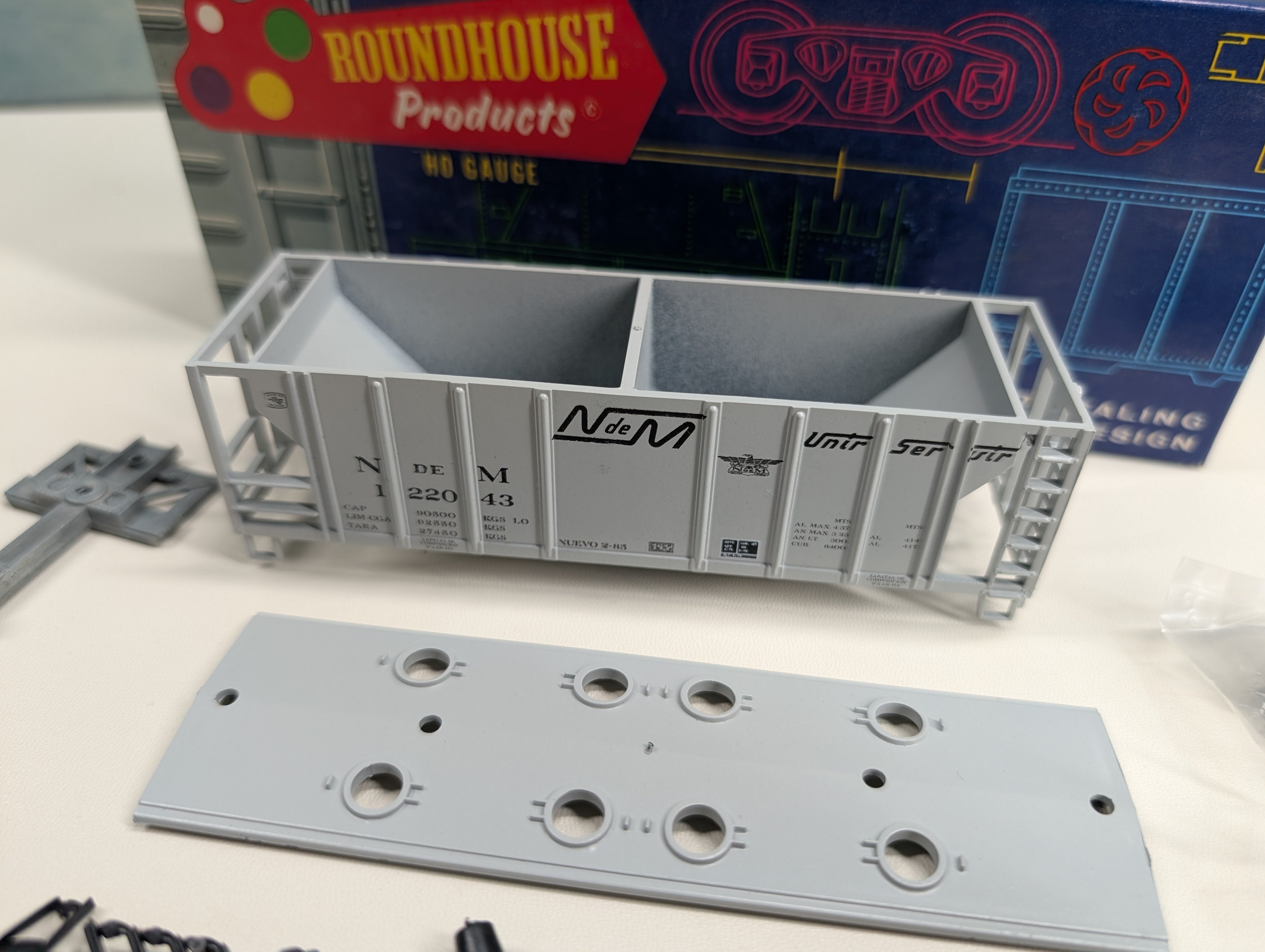 USED Roundhouse 1063588 HO Scale 2 Bay Covered Hopper NdeM #122043 Bev-Bel KIT
