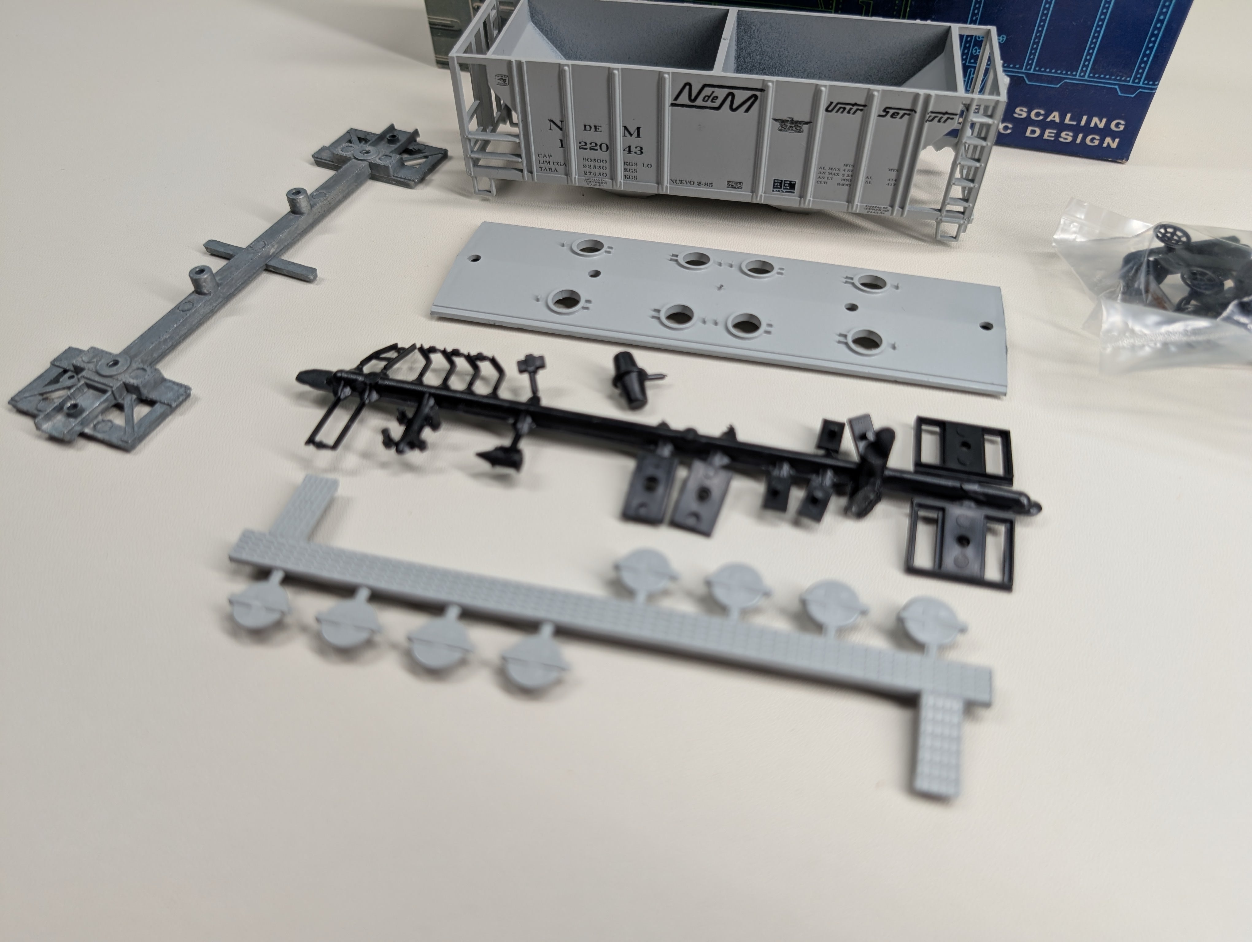 USED Roundhouse 1063588 HO Scale 2 Bay Covered Hopper NdeM #122043 Bev-Bel KIT