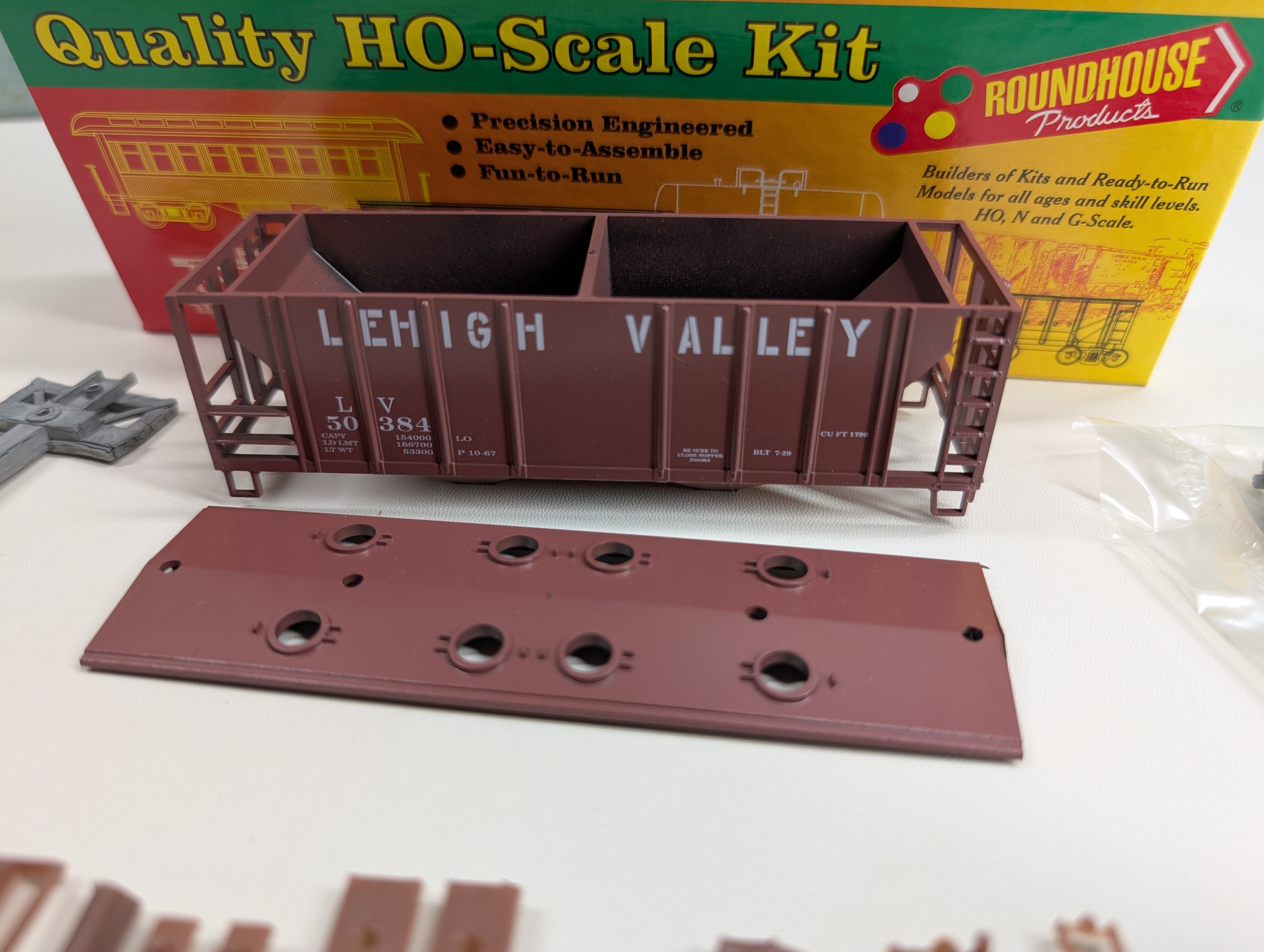 USED Roundhouse #02071 HO Scale 2 Bay Covered Hopper Lehigh Valley LV #50384 KIT