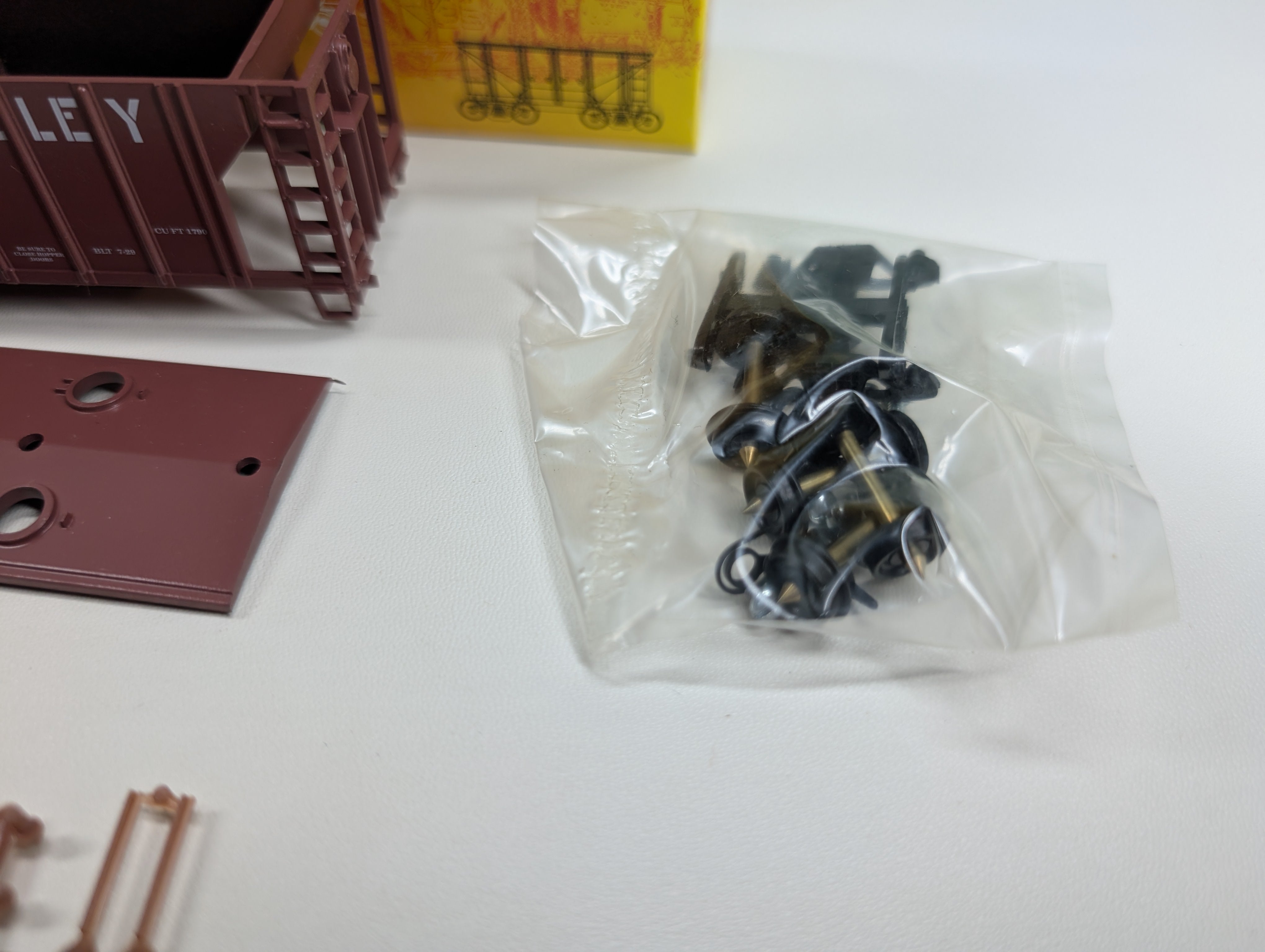 USED Roundhouse #02071 HO Scale 2 Bay Covered Hopper Lehigh Valley LV #50384 KIT