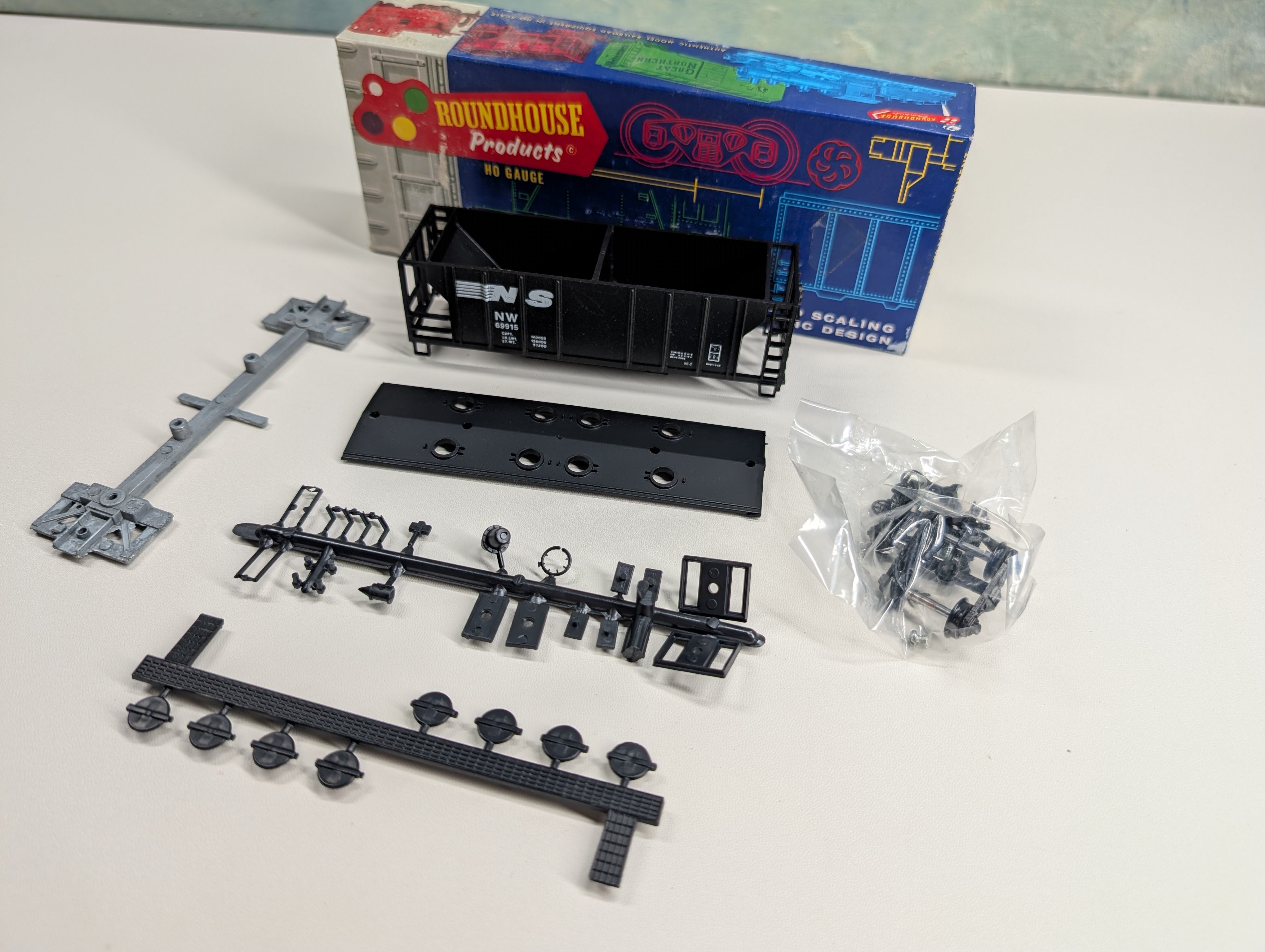 USED Roundhouse 4923 HO Scale 2 Bay Covered Hopper Norfolk Southern NW #69915 Bev-Bel KIT