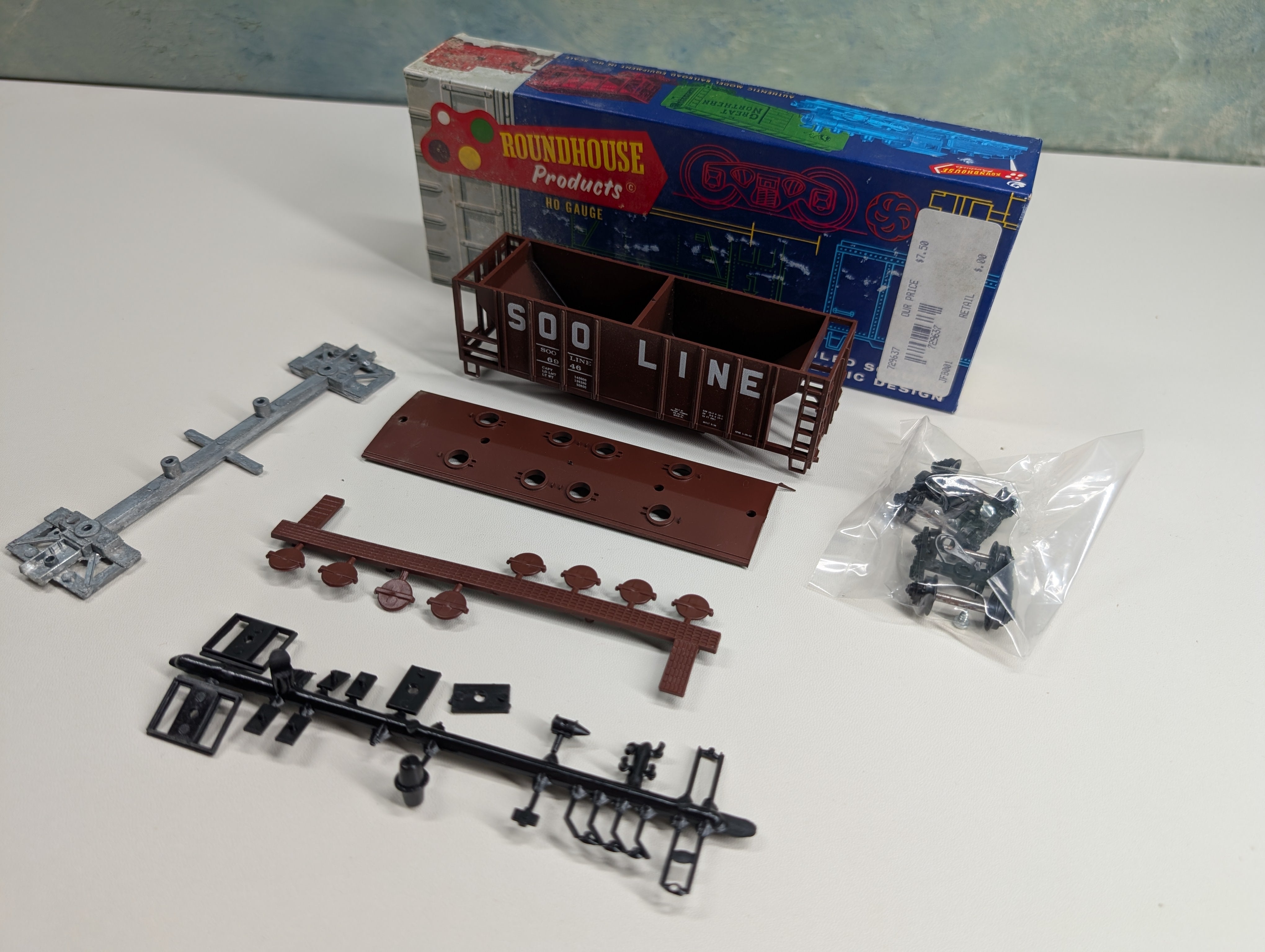 USED Roundhouse 4944 HO Scale 2 Bay Covered Hopper Soo Line #6946 Bev-Bel KIT