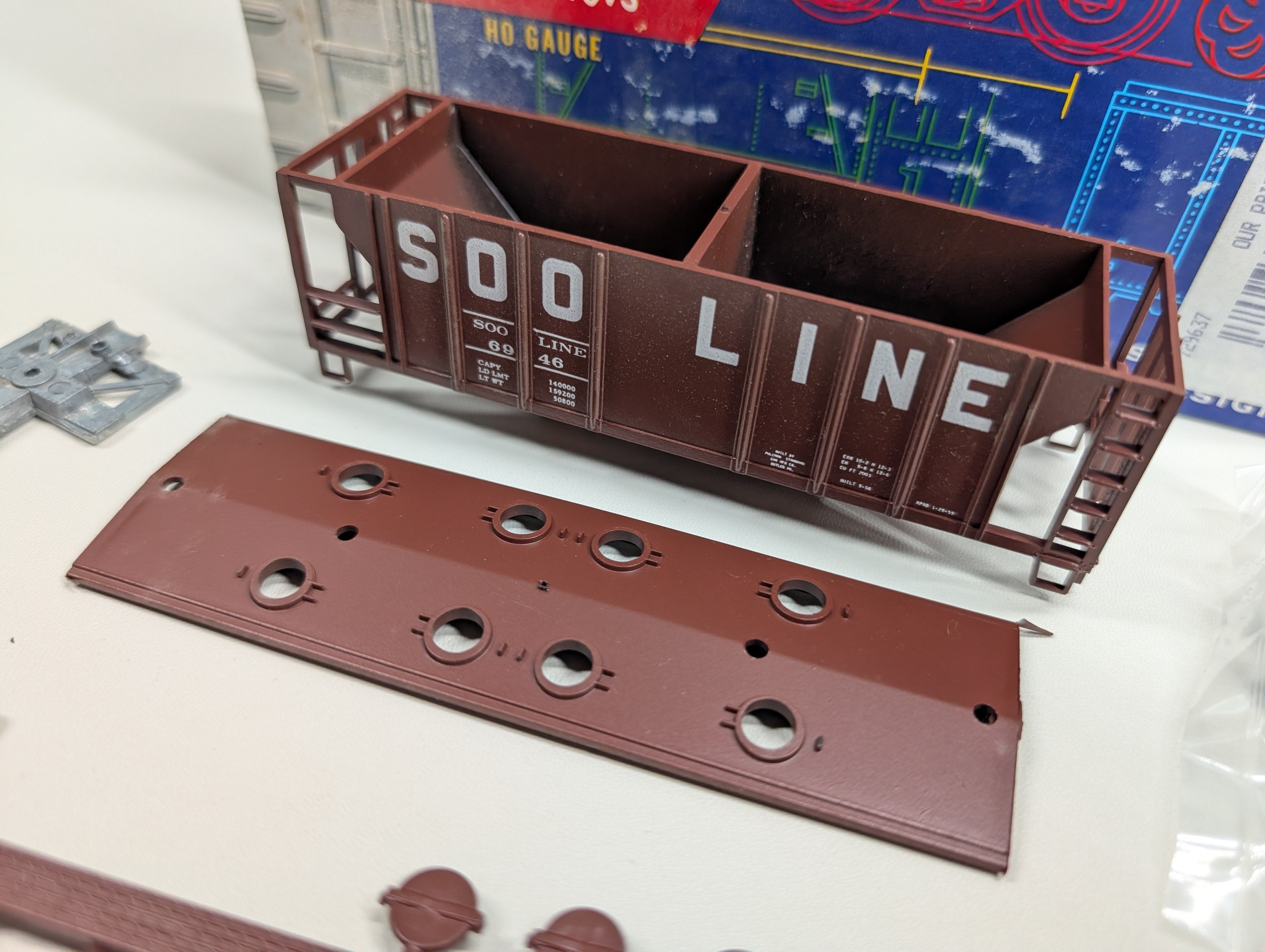 USED Roundhouse 4944 HO Scale 2 Bay Covered Hopper Soo Line #6946 Bev-Bel KIT
