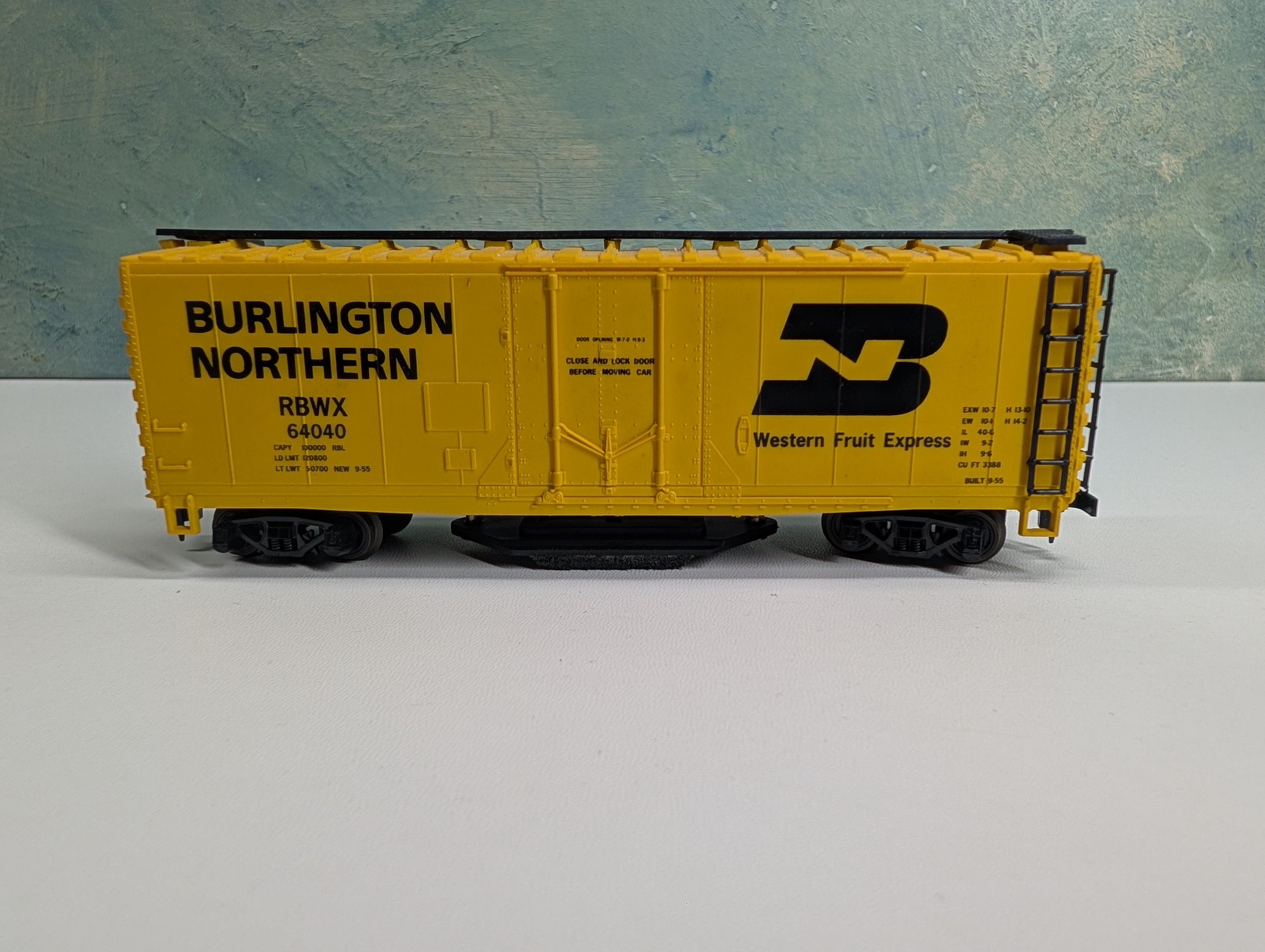 USED ROCO HO Scale Track Cleaning 40' Box Car Burlington Northern RBWX #64040