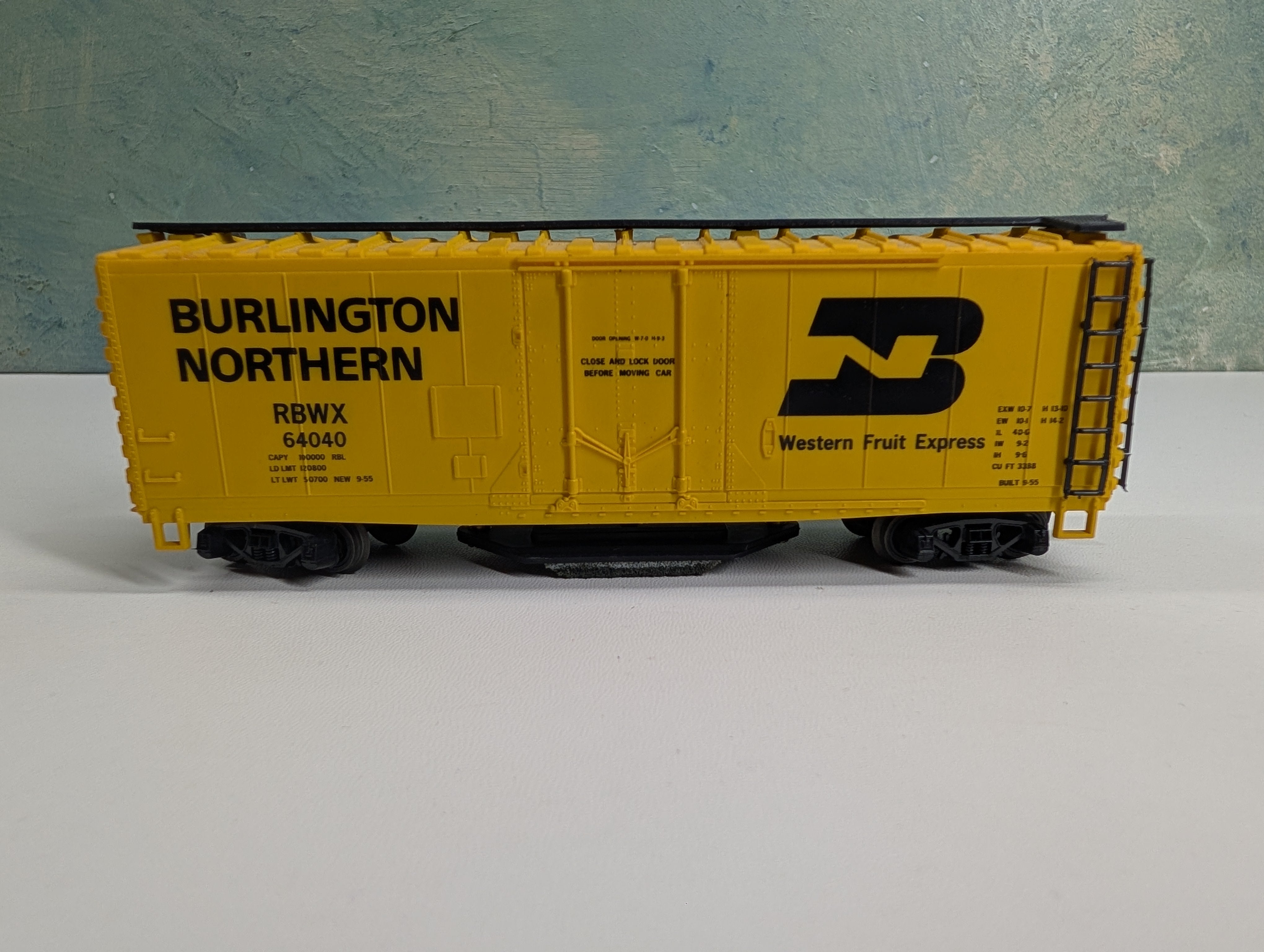 USED ROCO HO Scale Track Cleaning 40' Box Car Burlington Northern RBWX #64040