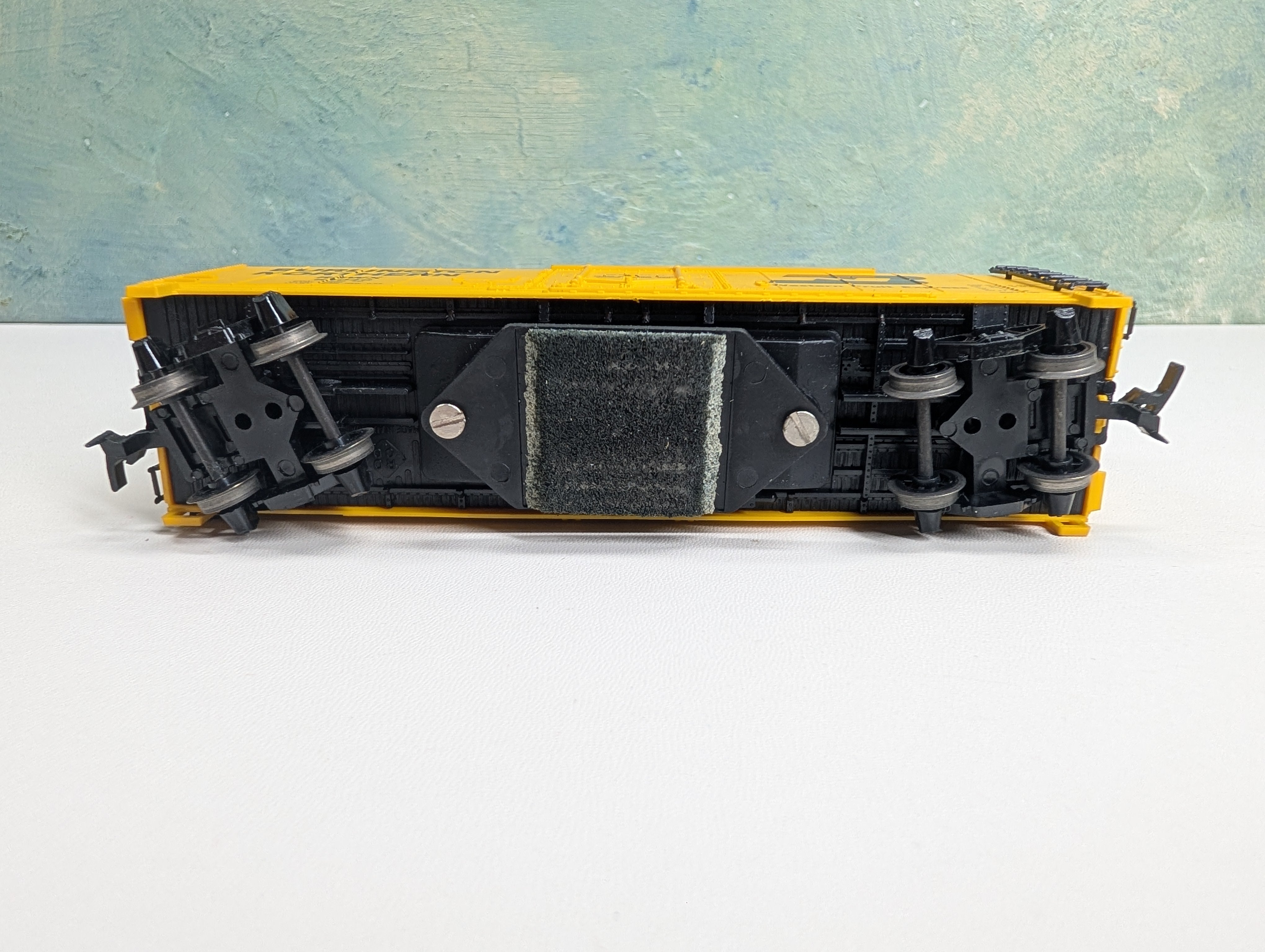 USED ROCO HO Scale Track Cleaning 40' Box Car Burlington Northern RBWX #64040