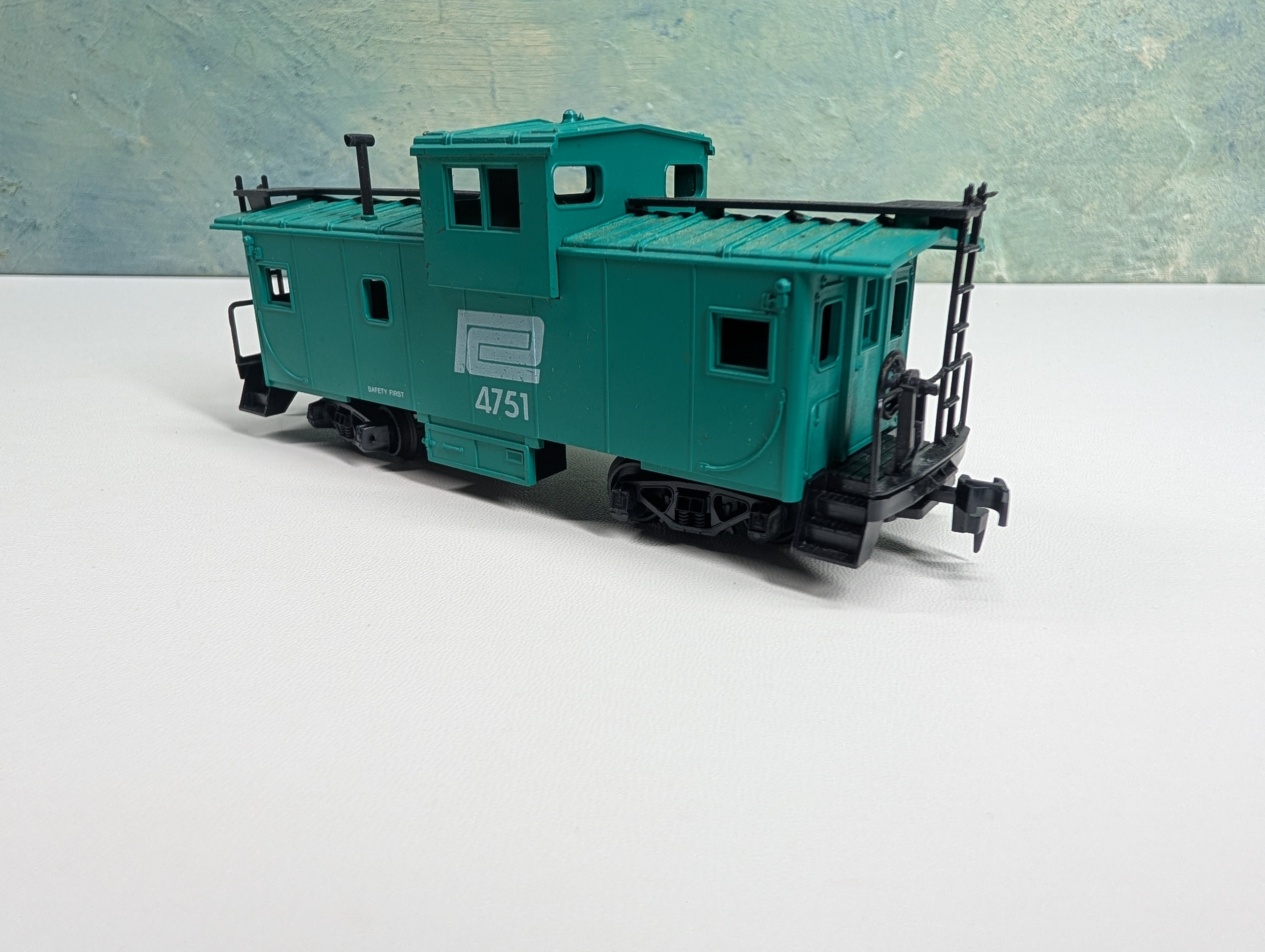 USED HO Scale Caboose Penn Central PC #4751