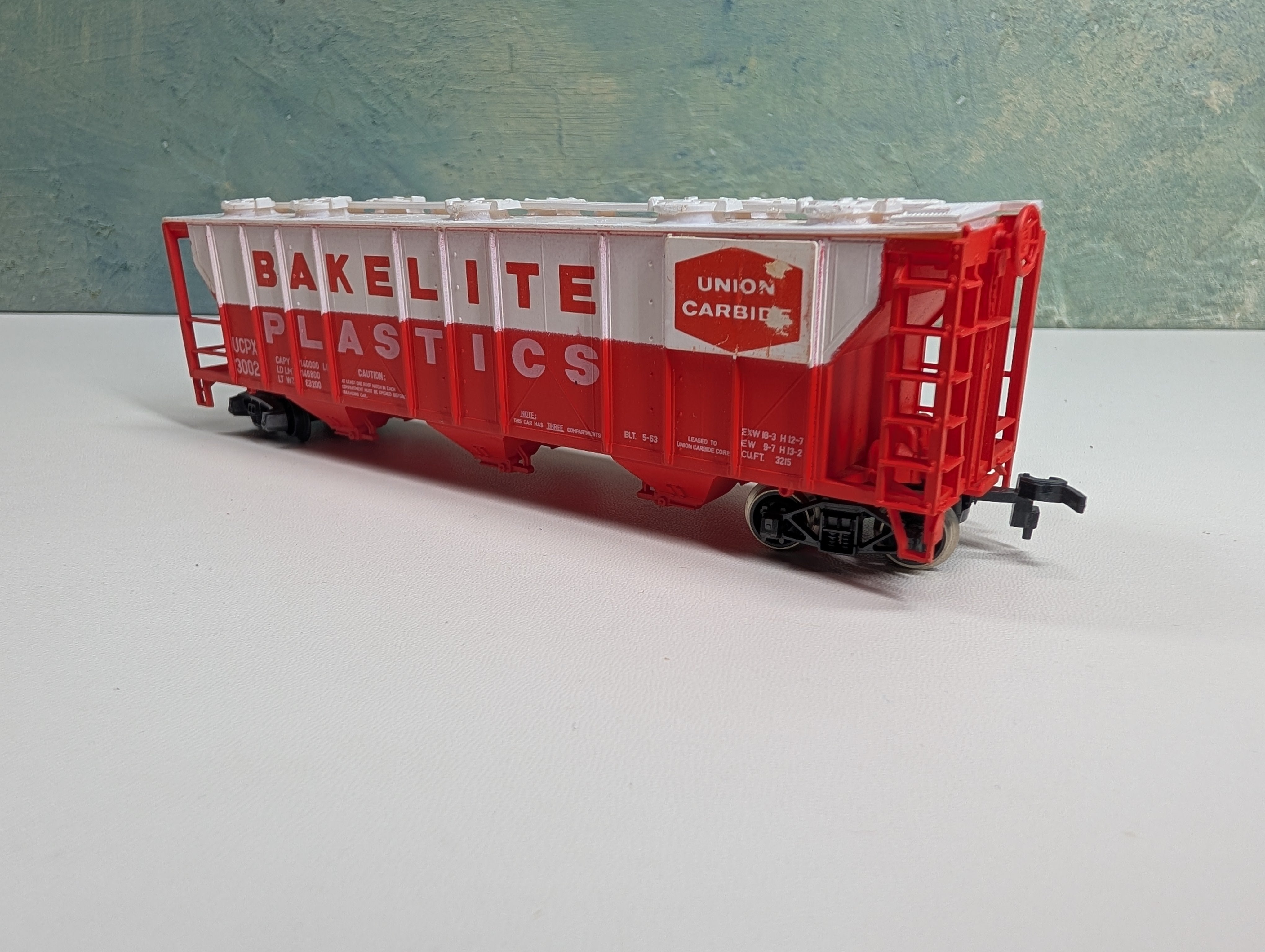 USED HO Scale 3 Bay Covered Hopper Bakelite Plastics UCPX #30021 Union Carbide