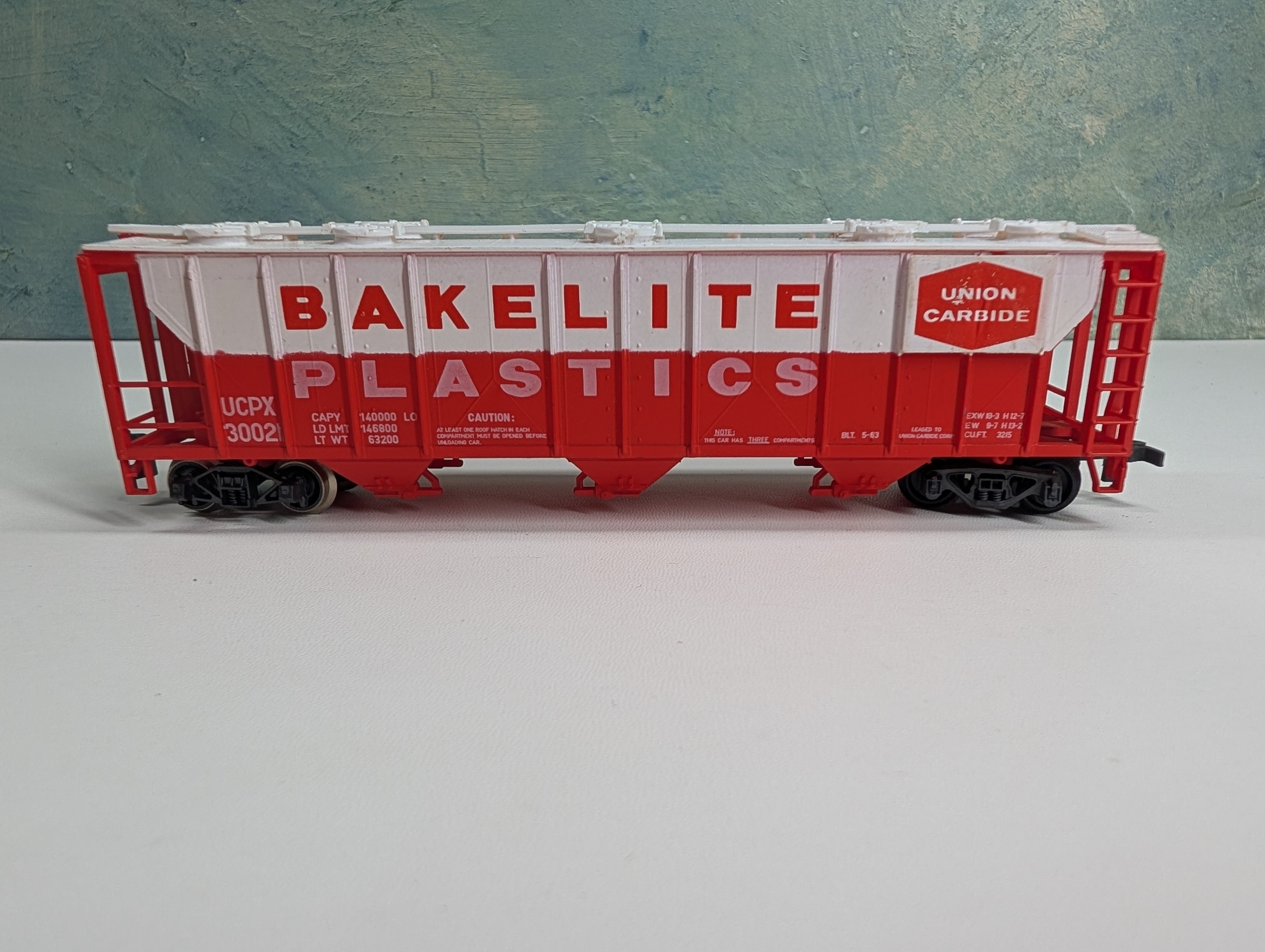 USED HO Scale 3 Bay Covered Hopper Bakelite Plastics UCPX #30021 Union Carbide